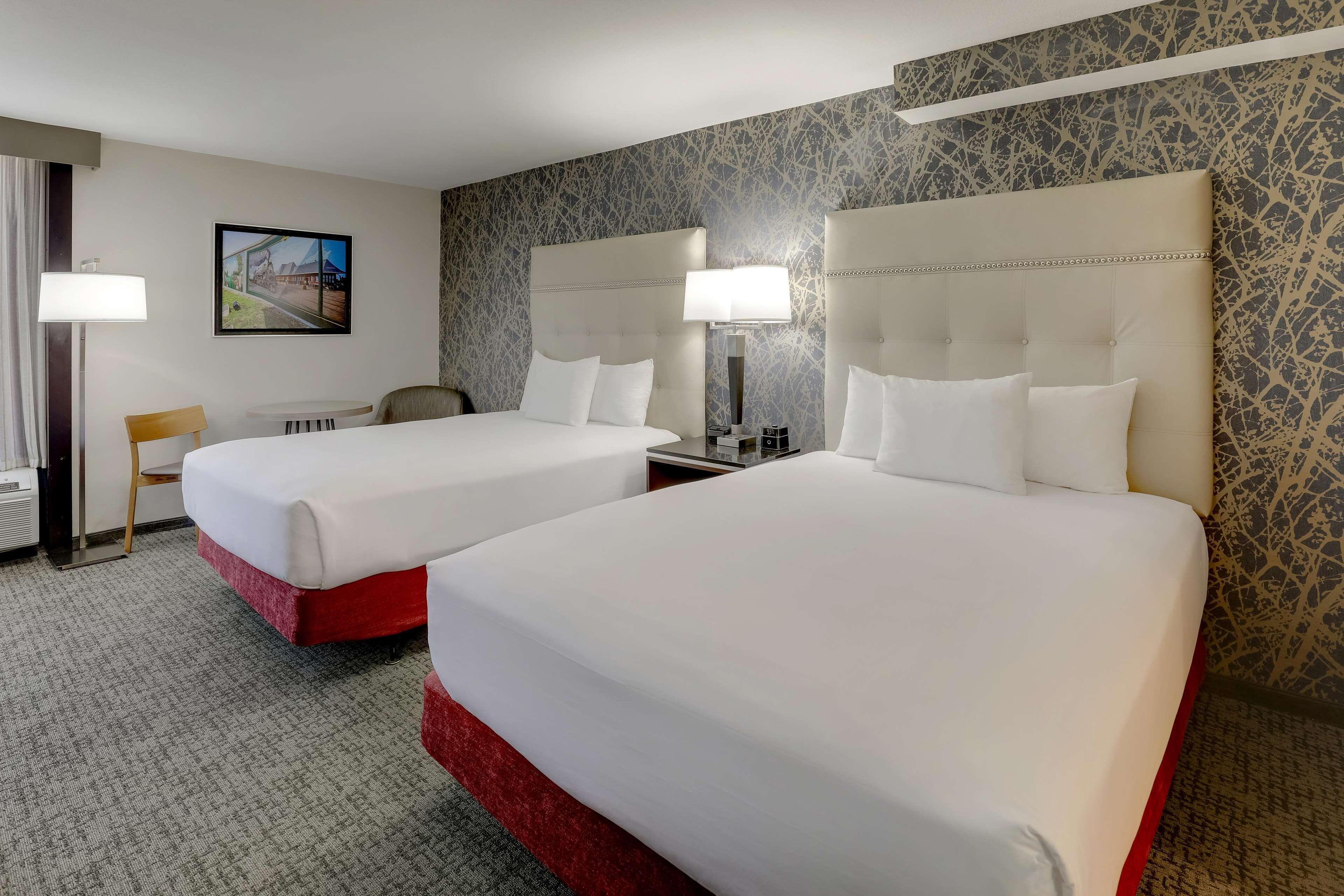 Deluxe Queen Room Two Queen Beds Accessible Tub