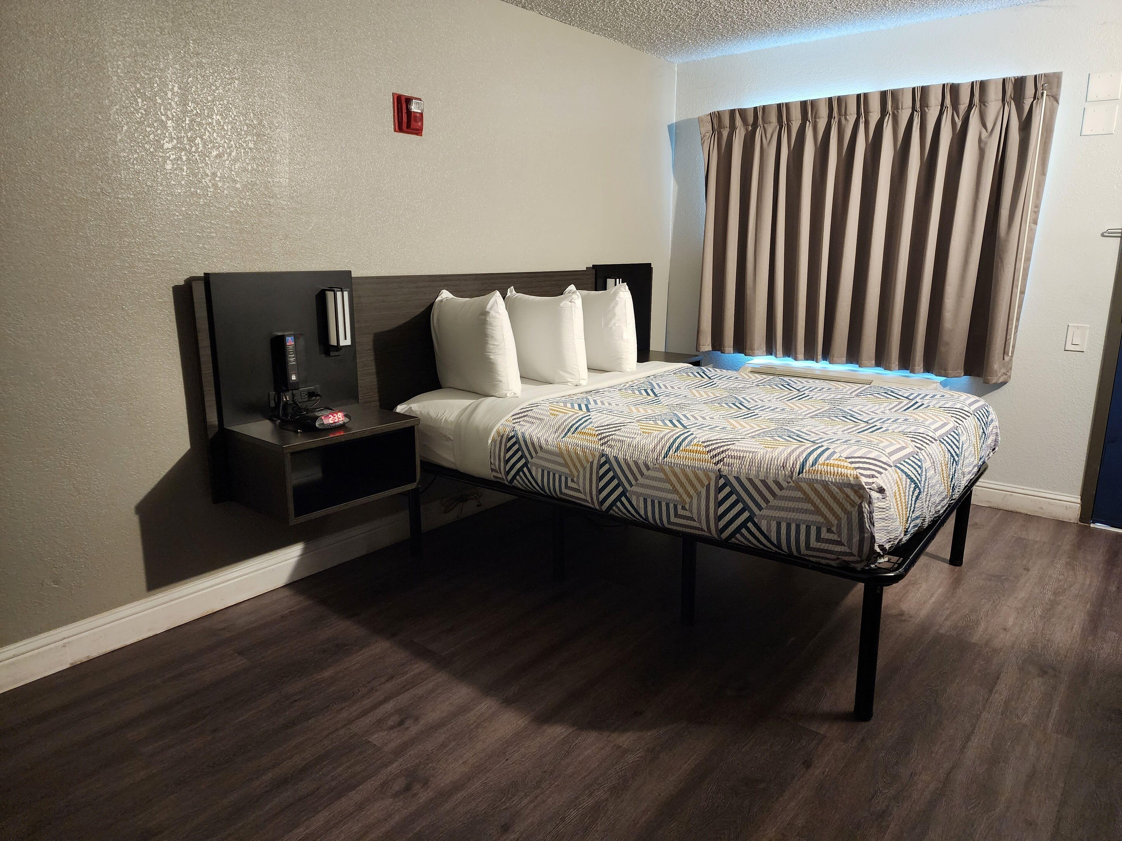 Queen Room Disability Access Non-Smoking