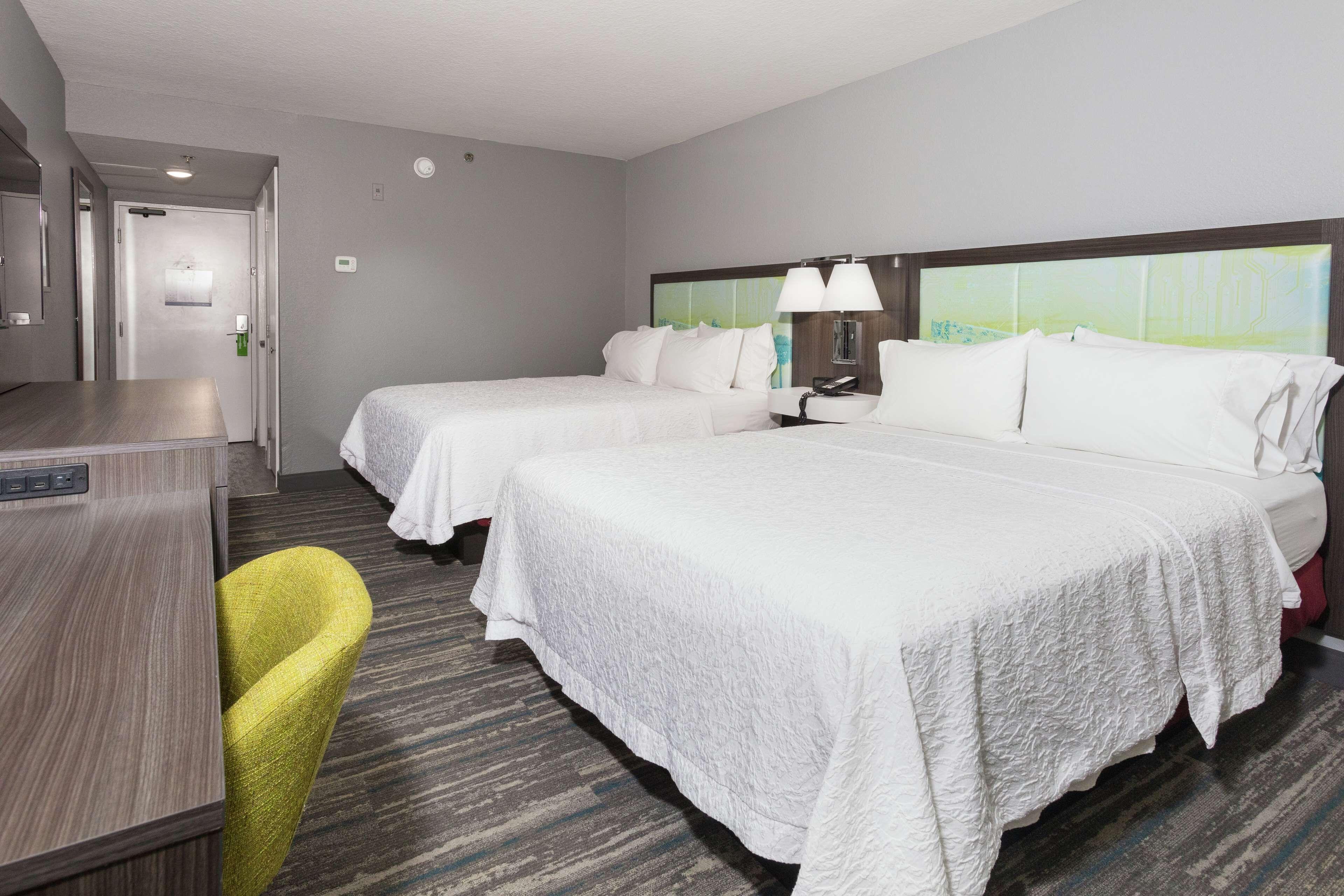 Queen Room Two Queen Beds City View Non-Smoking