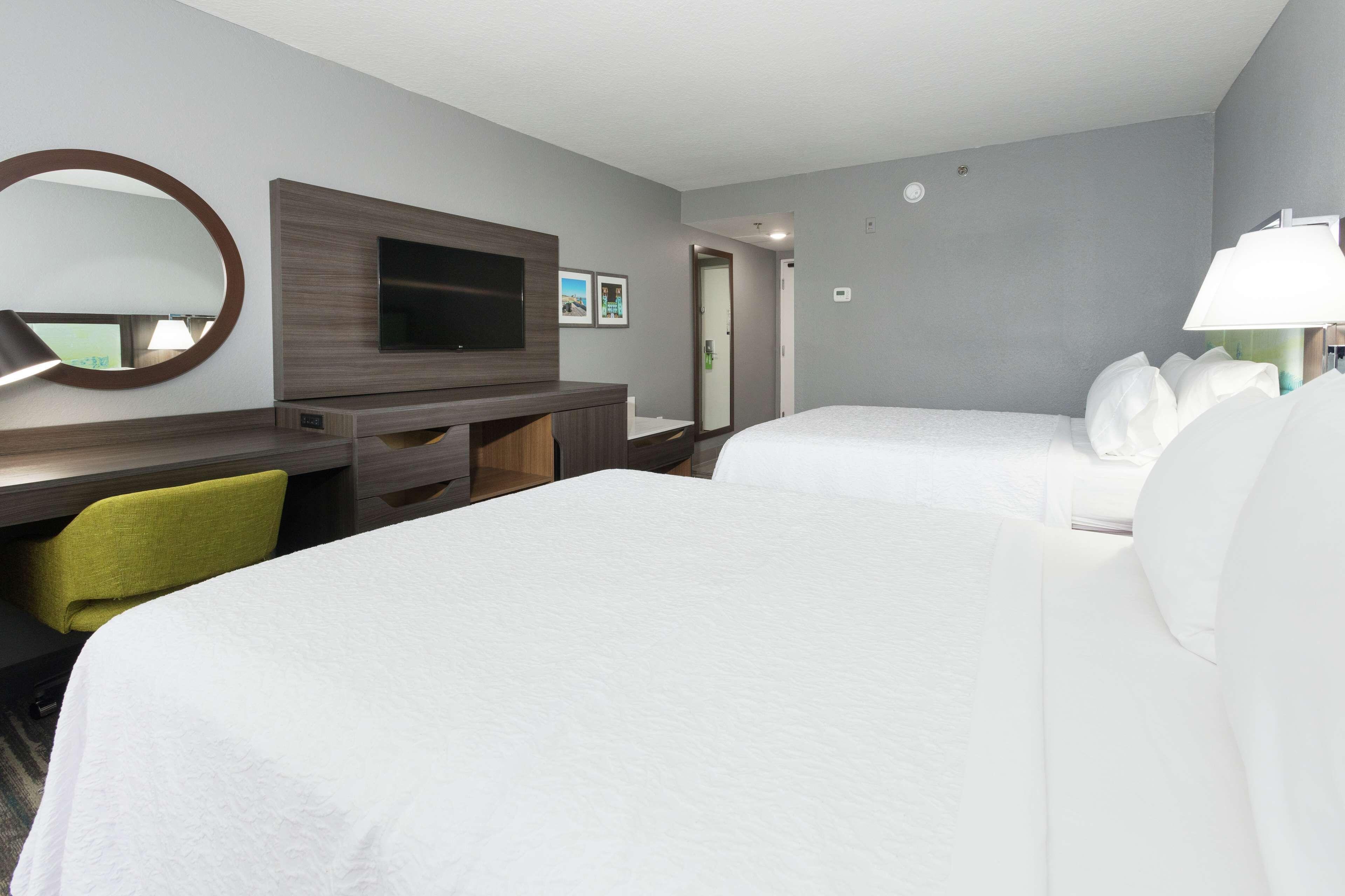 Queen Room Two Queen Beds City View Non-Smoking