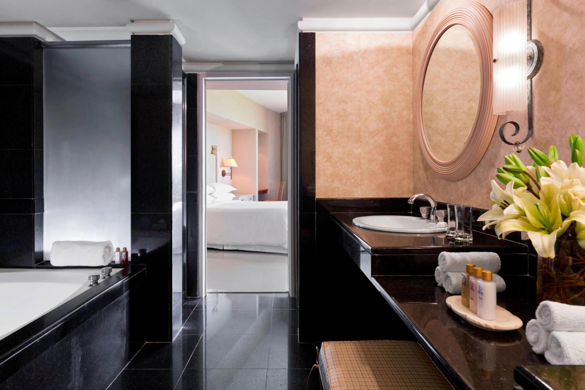 1 Bedroom Executive Suite Bedroom 1 1 King Bedroom 2 Sea View