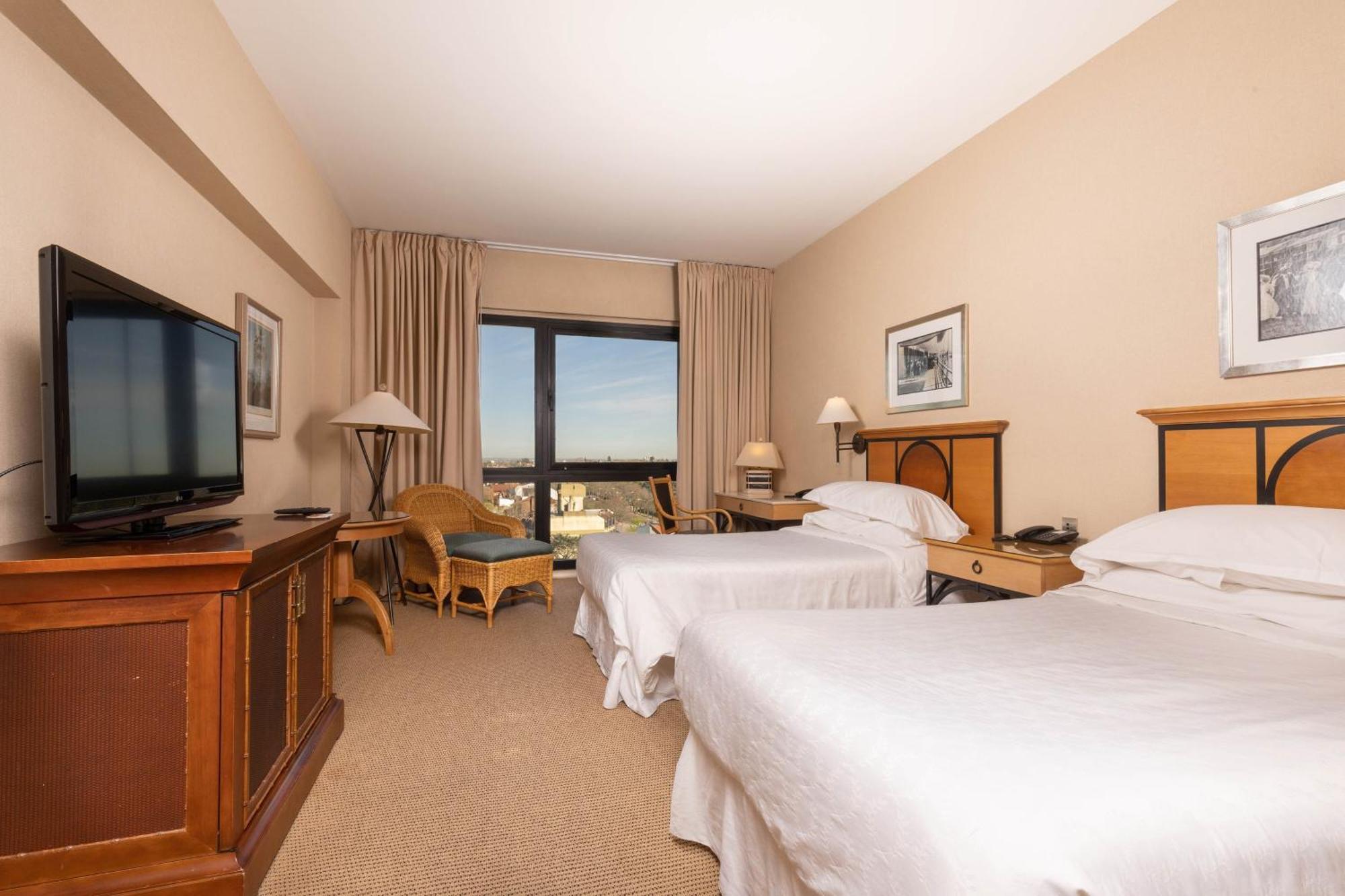 Guest room 2 Twin or Single Beds City view