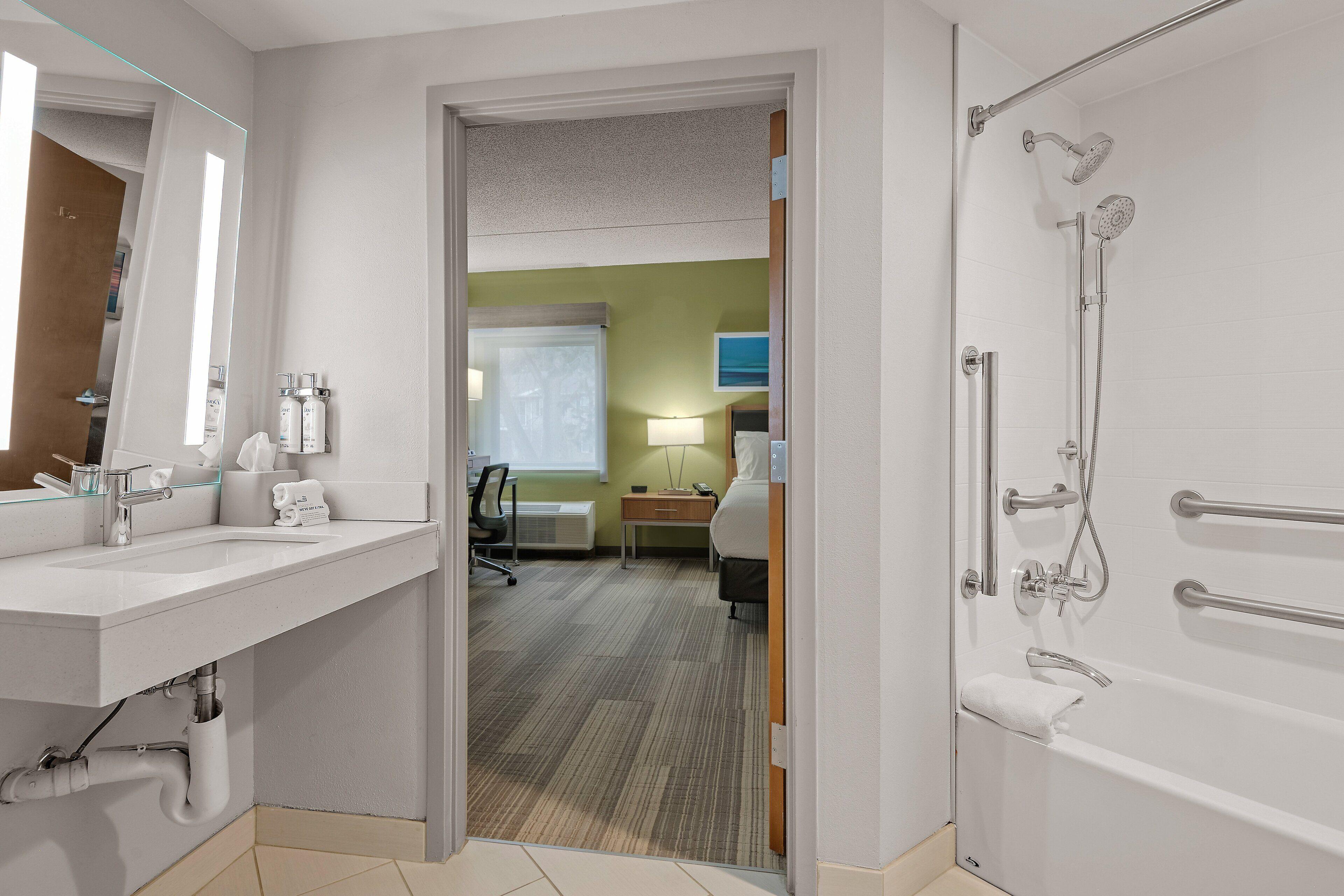 Queen Room Single Sofa Bed Tub Mobility Accessible,1499161879:JPEG