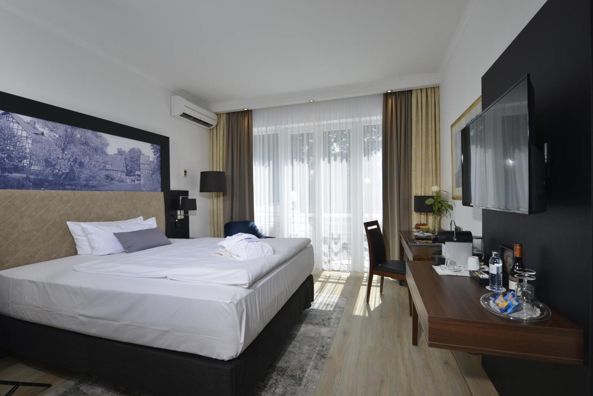 Comfort Queen Room Air Conditioning