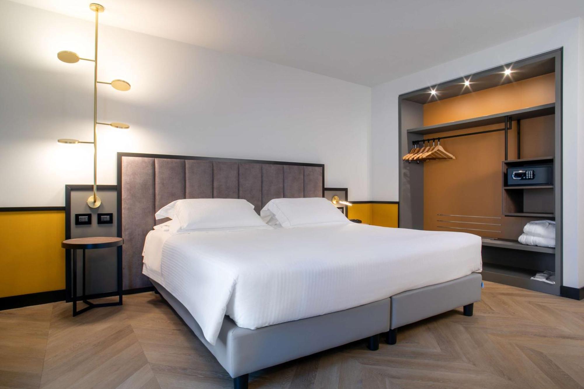 Deluxe Room One Queen Bed One Single Bed,1279758682:JPEG