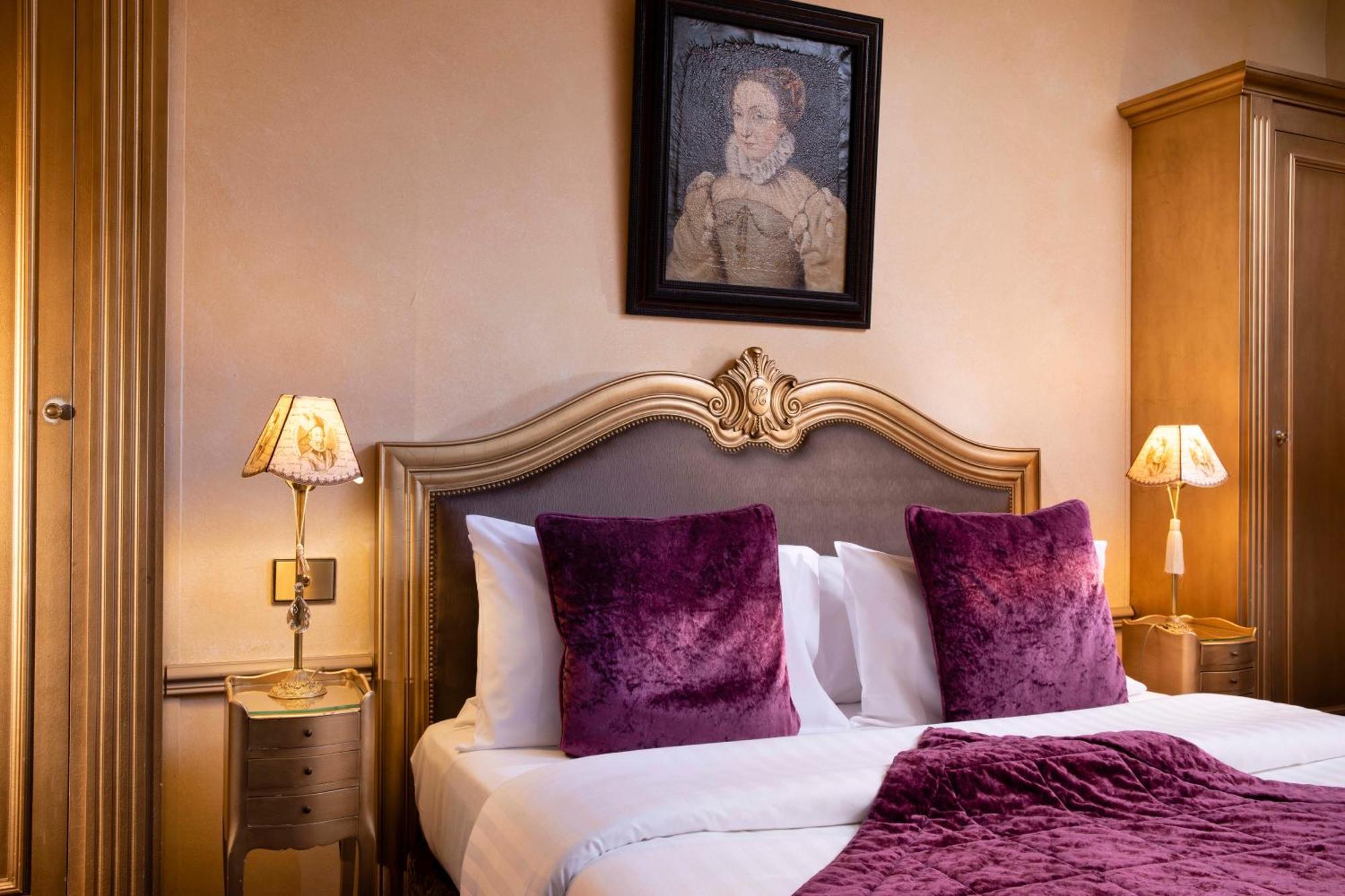 Room Elegance Double or Twin