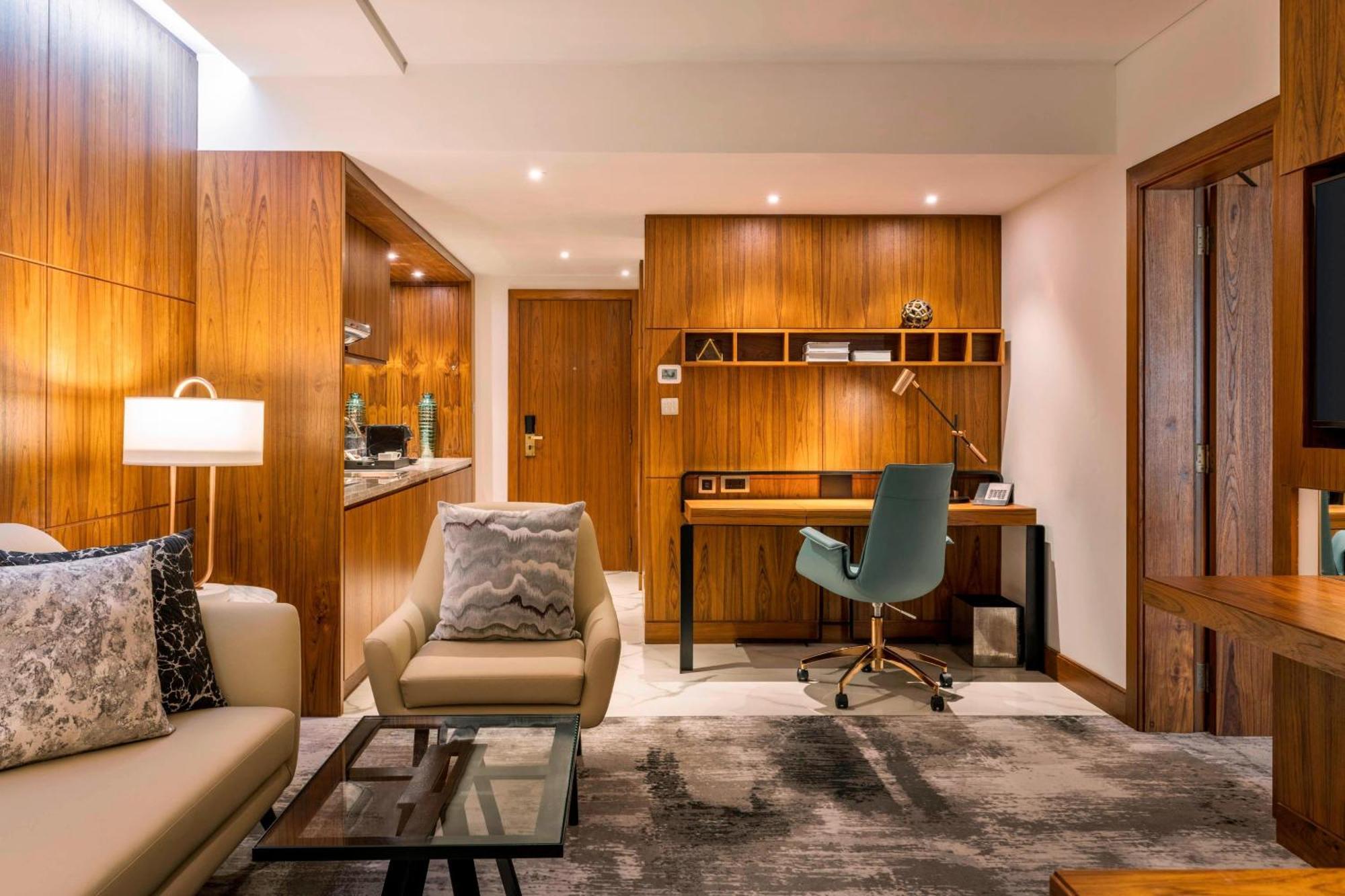 Deluxe Suite Garden View Executive Lounge Access