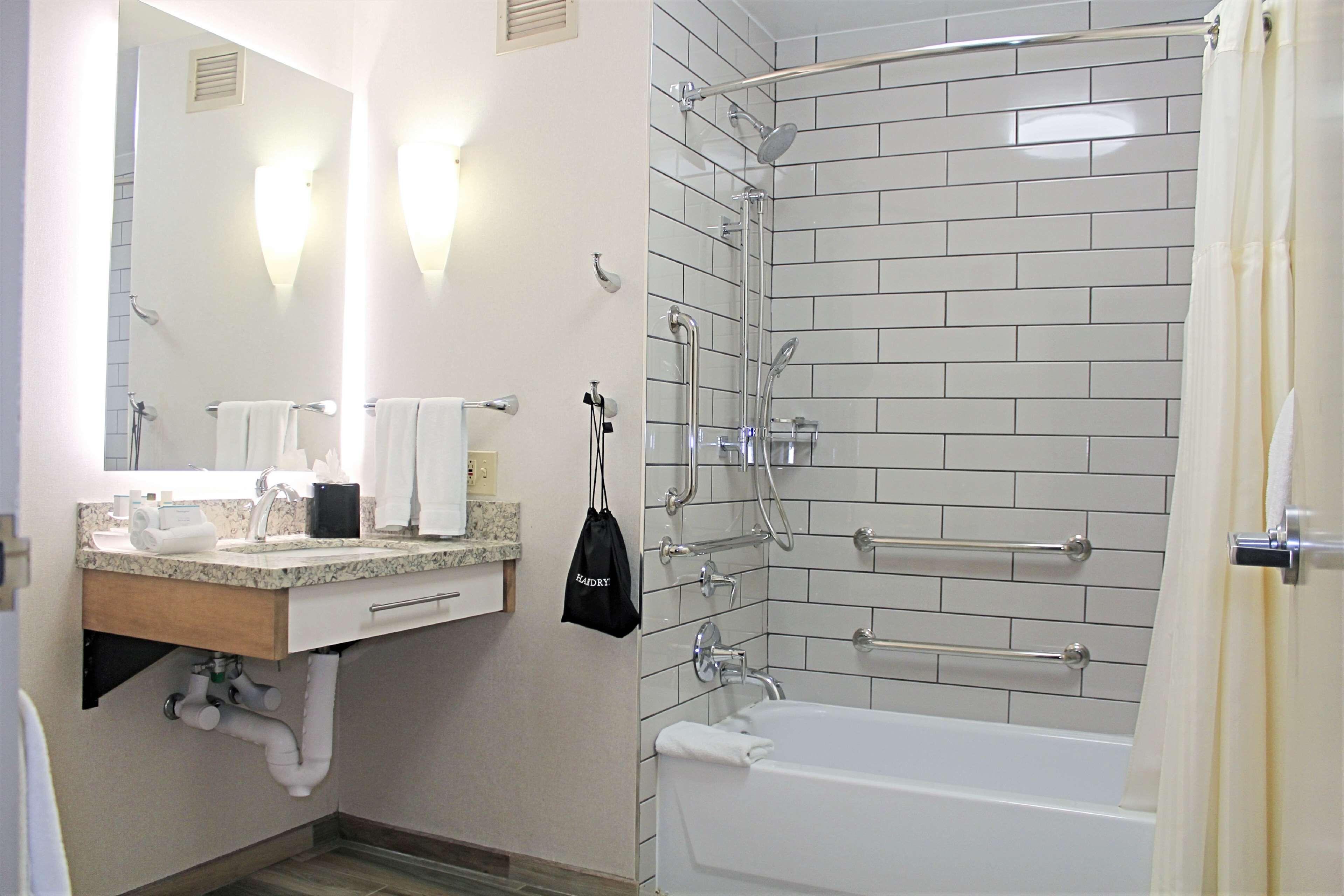 King Suite - Mobility Access/Non-Smoking,1709524844:JPEG