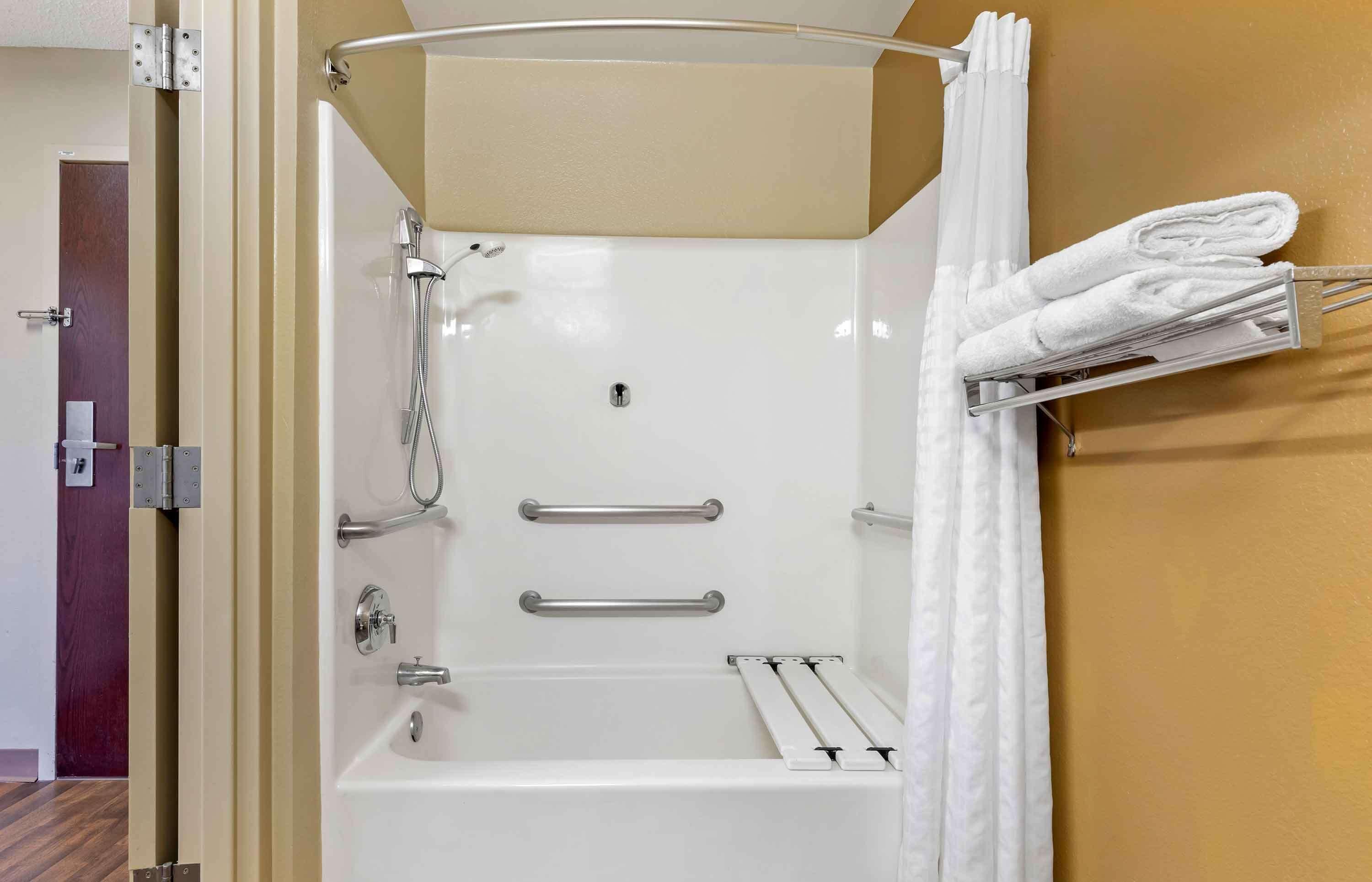 1 Queen Bed | ADA or RI Shower or Nsmk or Kitchen
