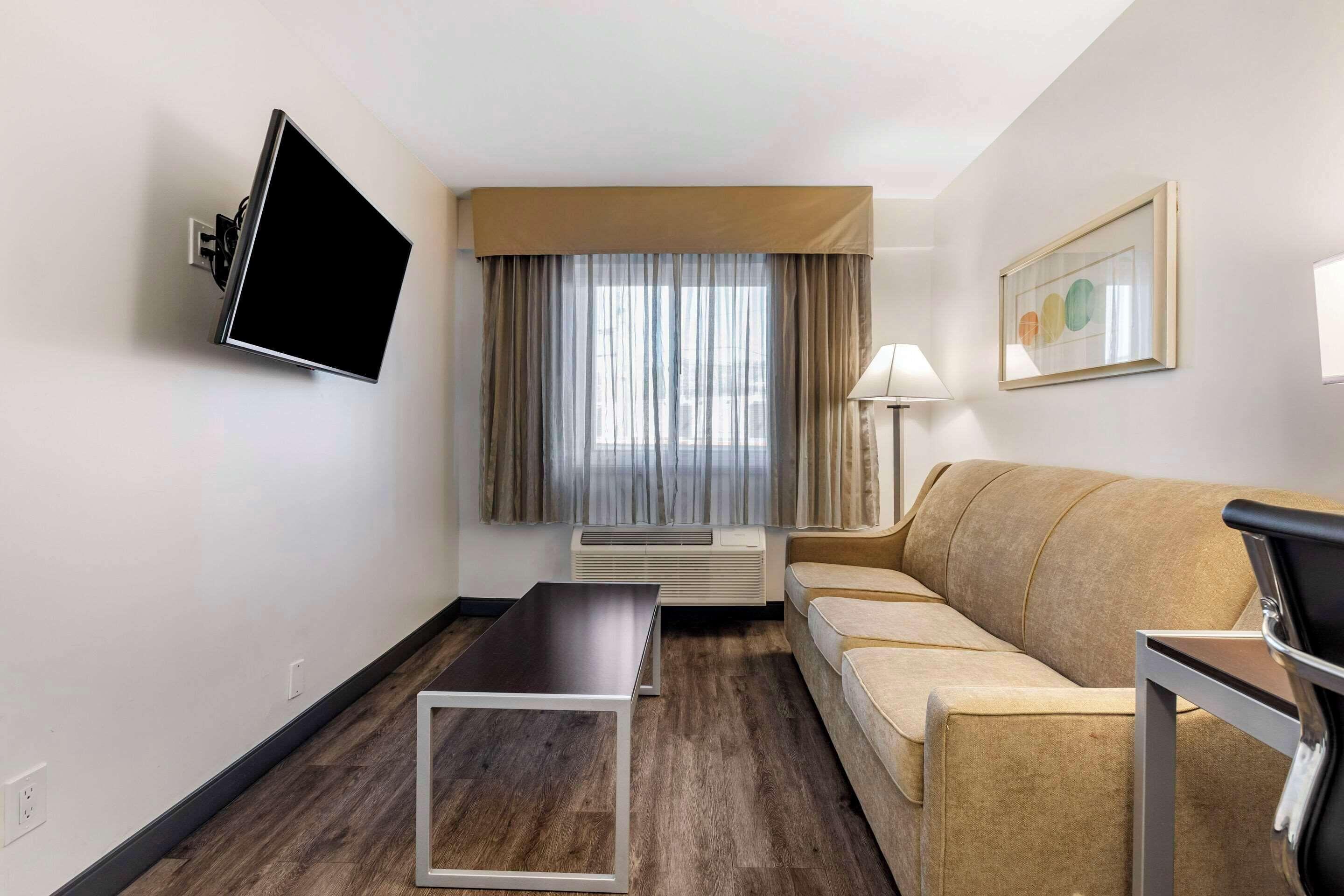 One Bedroom Suite 1 Queen Bed Living Room Sofa Bed Non Smoking,1709539074:JPEG