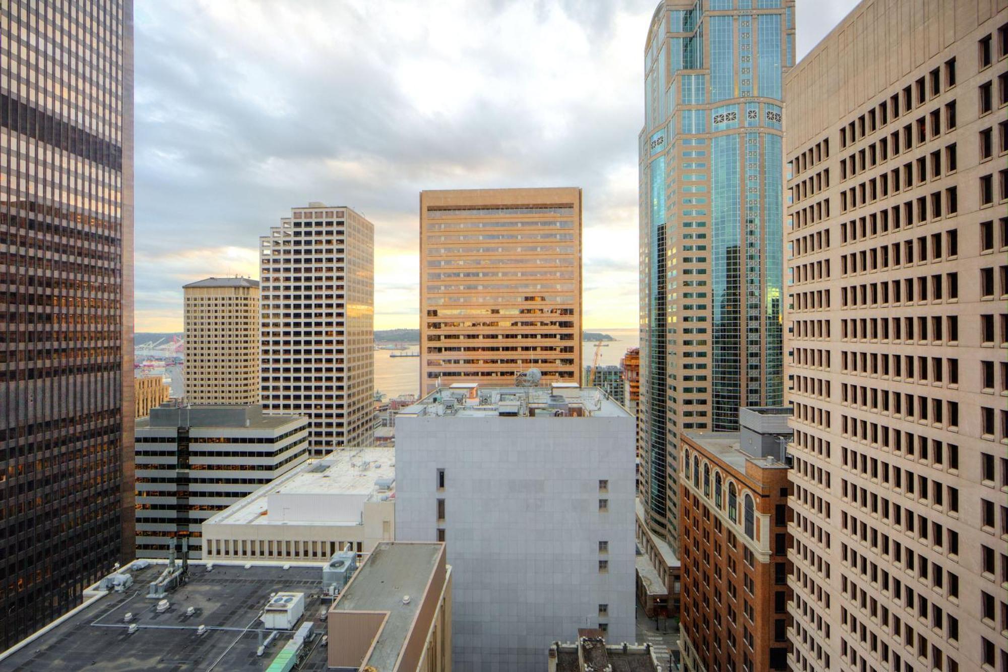 Deluxe Guest room 1 King City view High floor