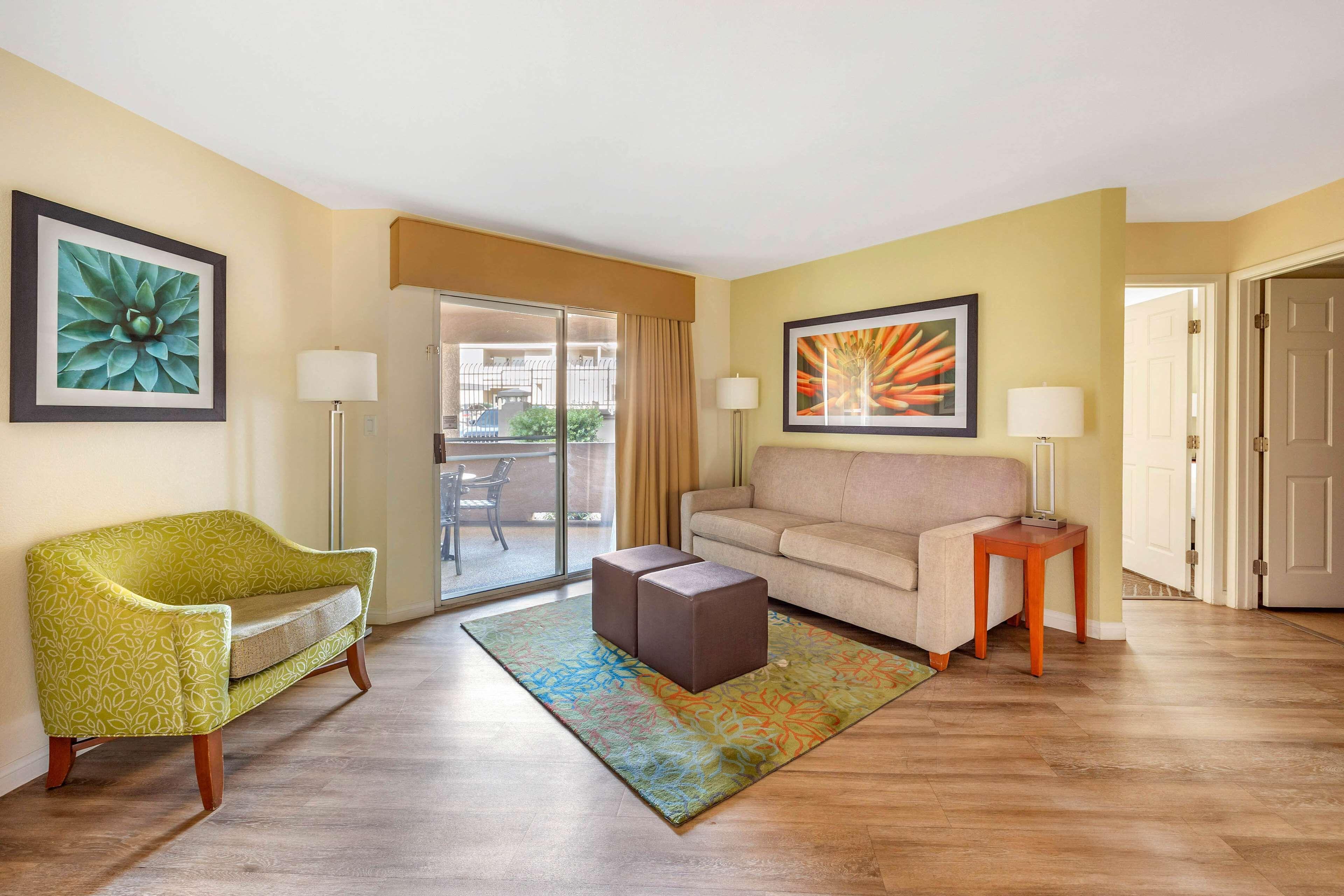 Two-Bedroom Suite Accessible Tub