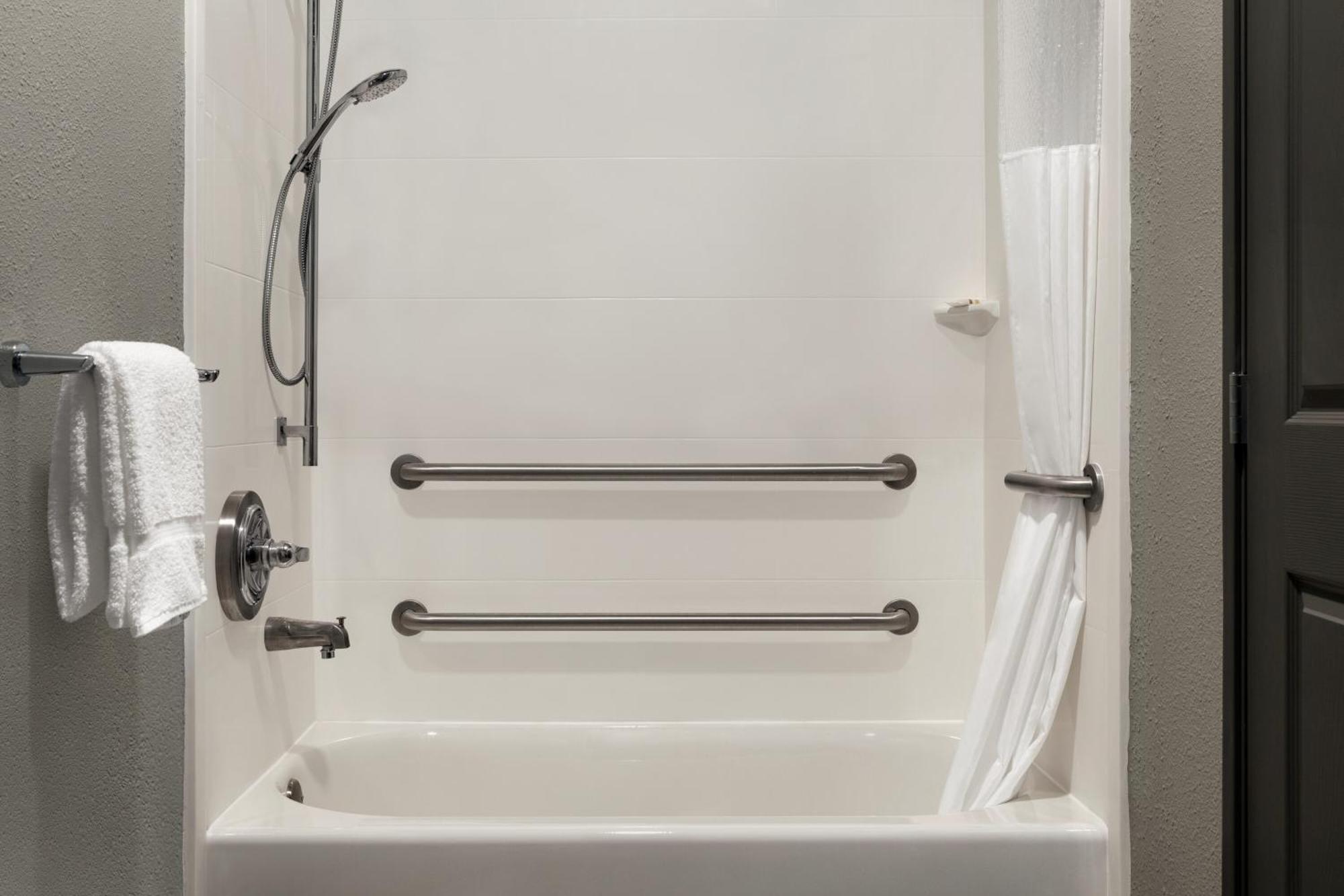 Queen Room Bath Tub Mobility or Hearing Accessible Non-Smoking