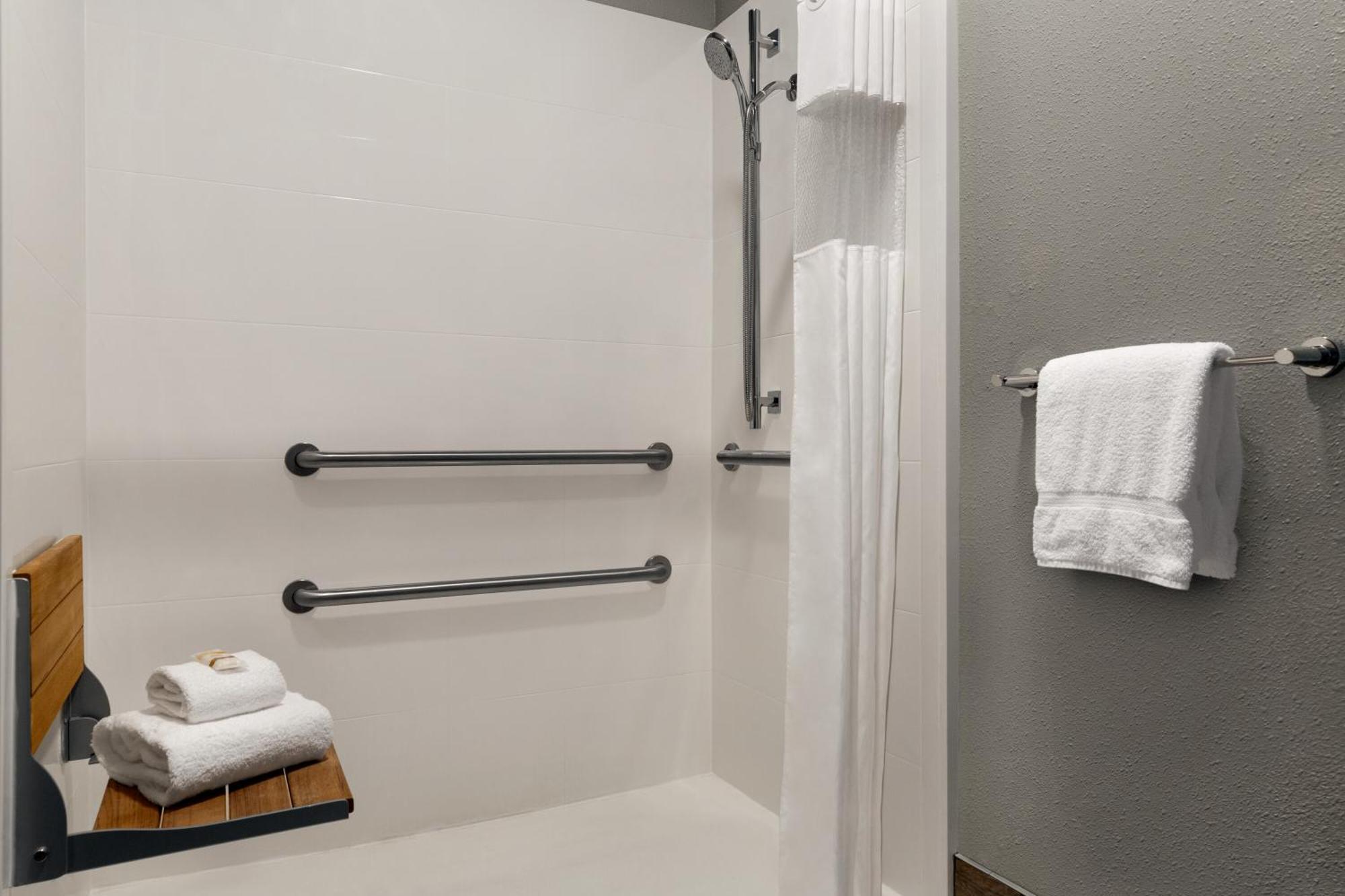 Queen Room Bath Tub Mobility or Hearing Accessible Non-Smoking