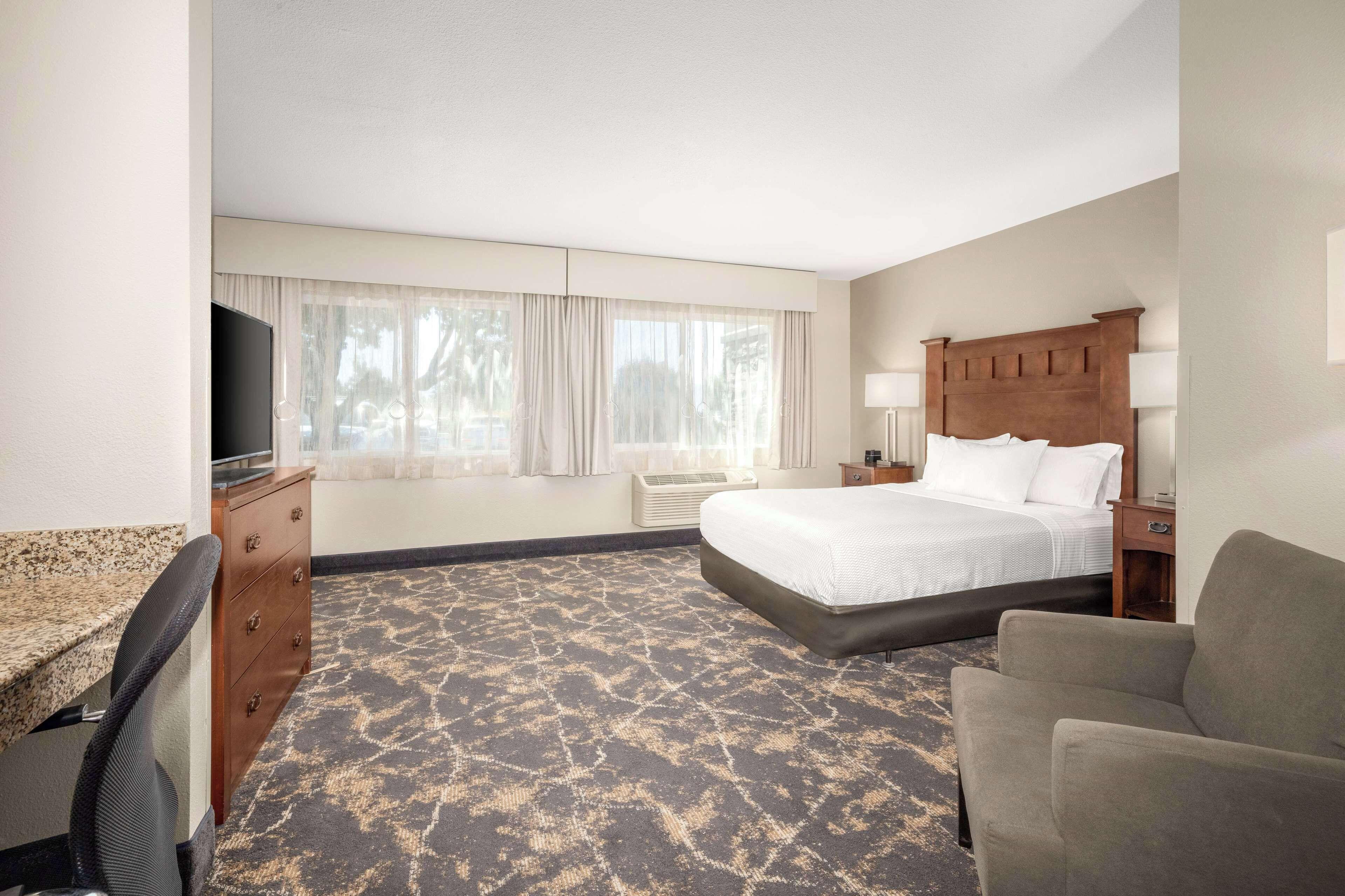 Deluxe Queen Room - Mobility Access/Non-Smoking,1615673254:JPEG