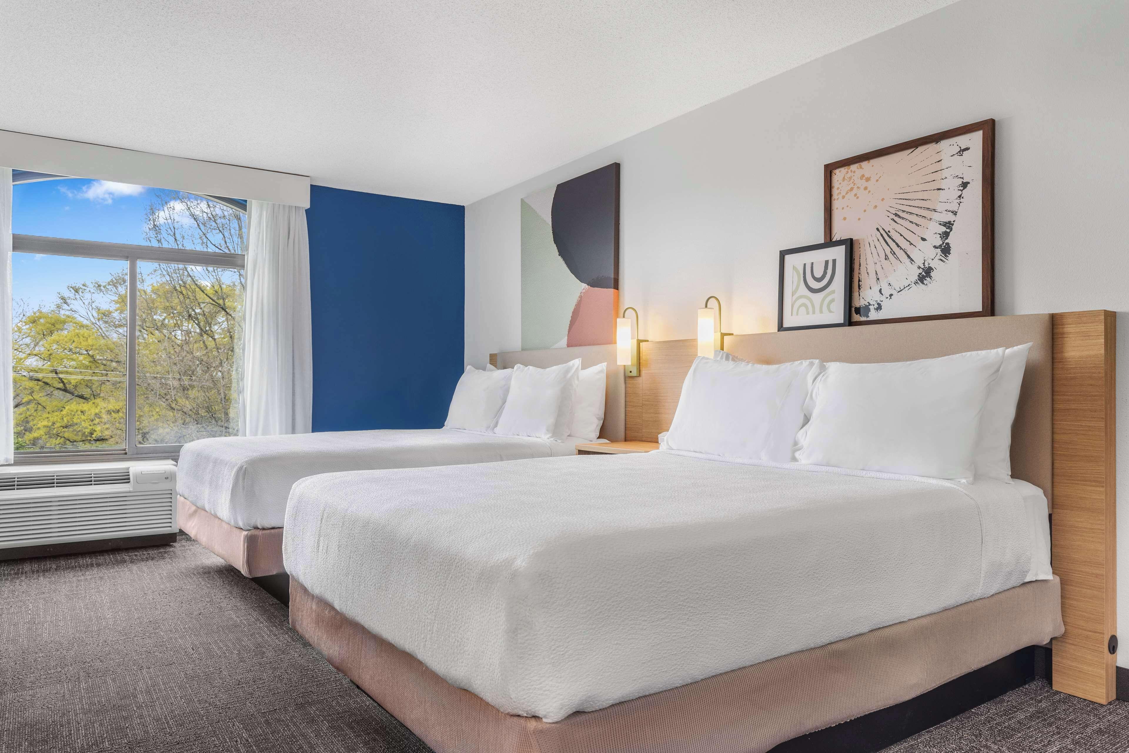 One-Bedroom Queen Suite Two Queen Beds