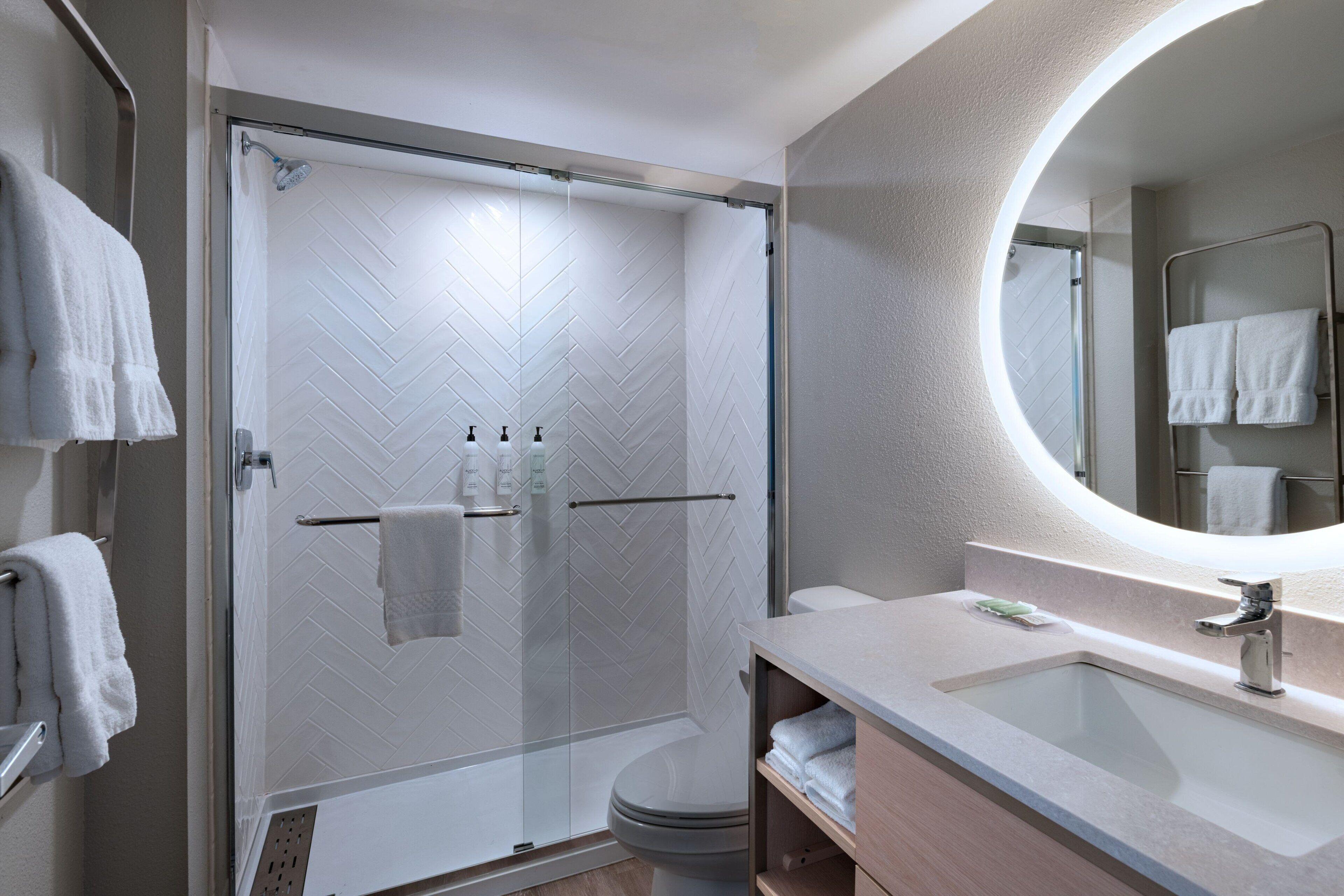 One-Bedroom Queen Suite Sofa Bed Adapted Tub Mobility Hearing Accessible,1629395656:JPEG