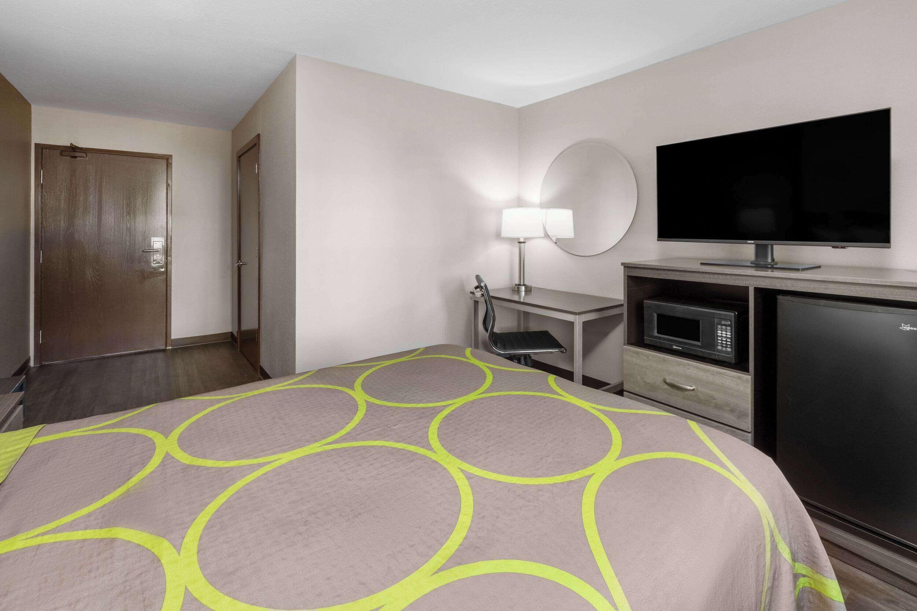 Double Room with Roll-In Shower with Grab Bars - Mobility Accessible/Non-Smoking