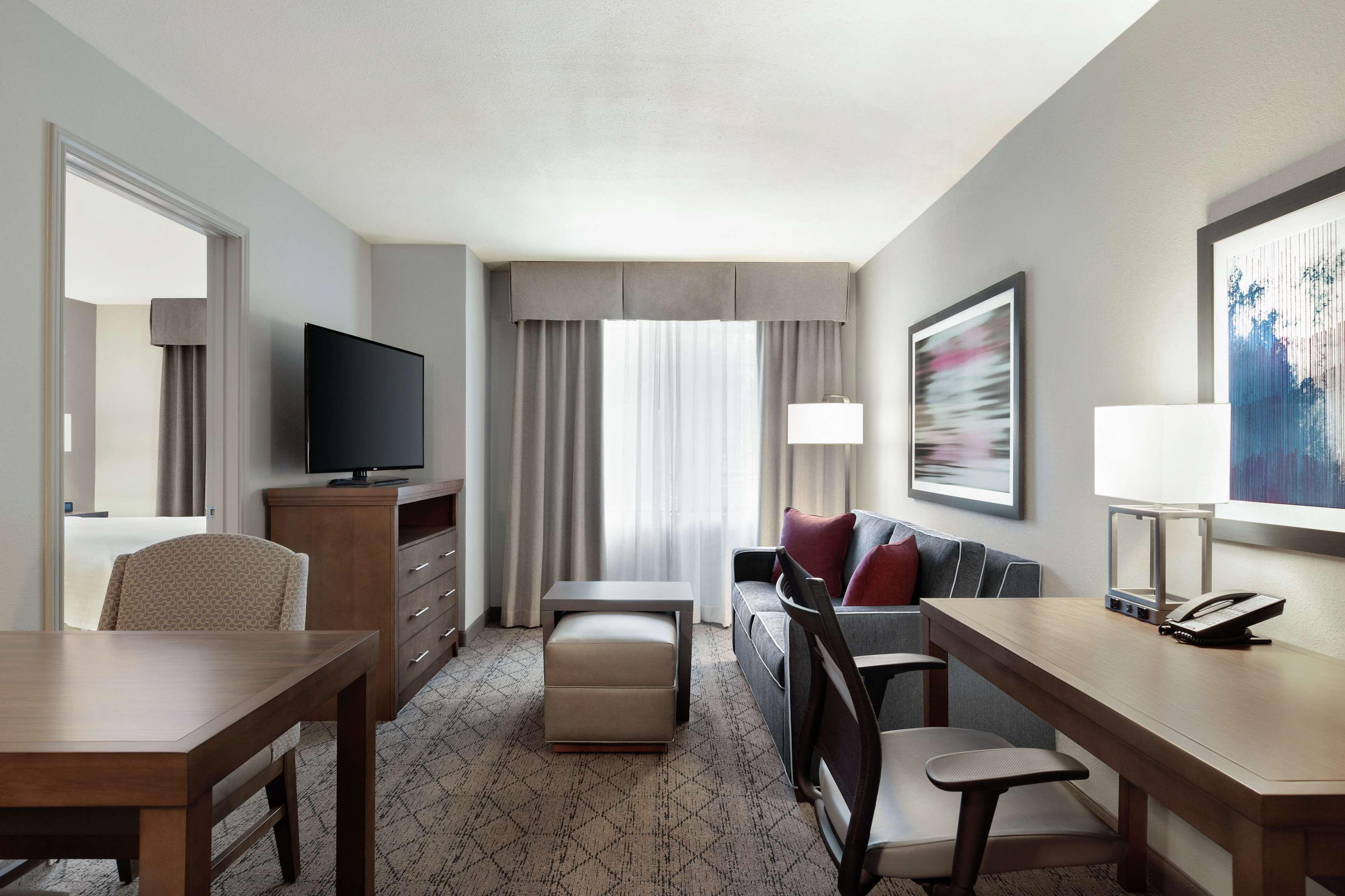 Queen Suite Mobility Access or Non-Smoking