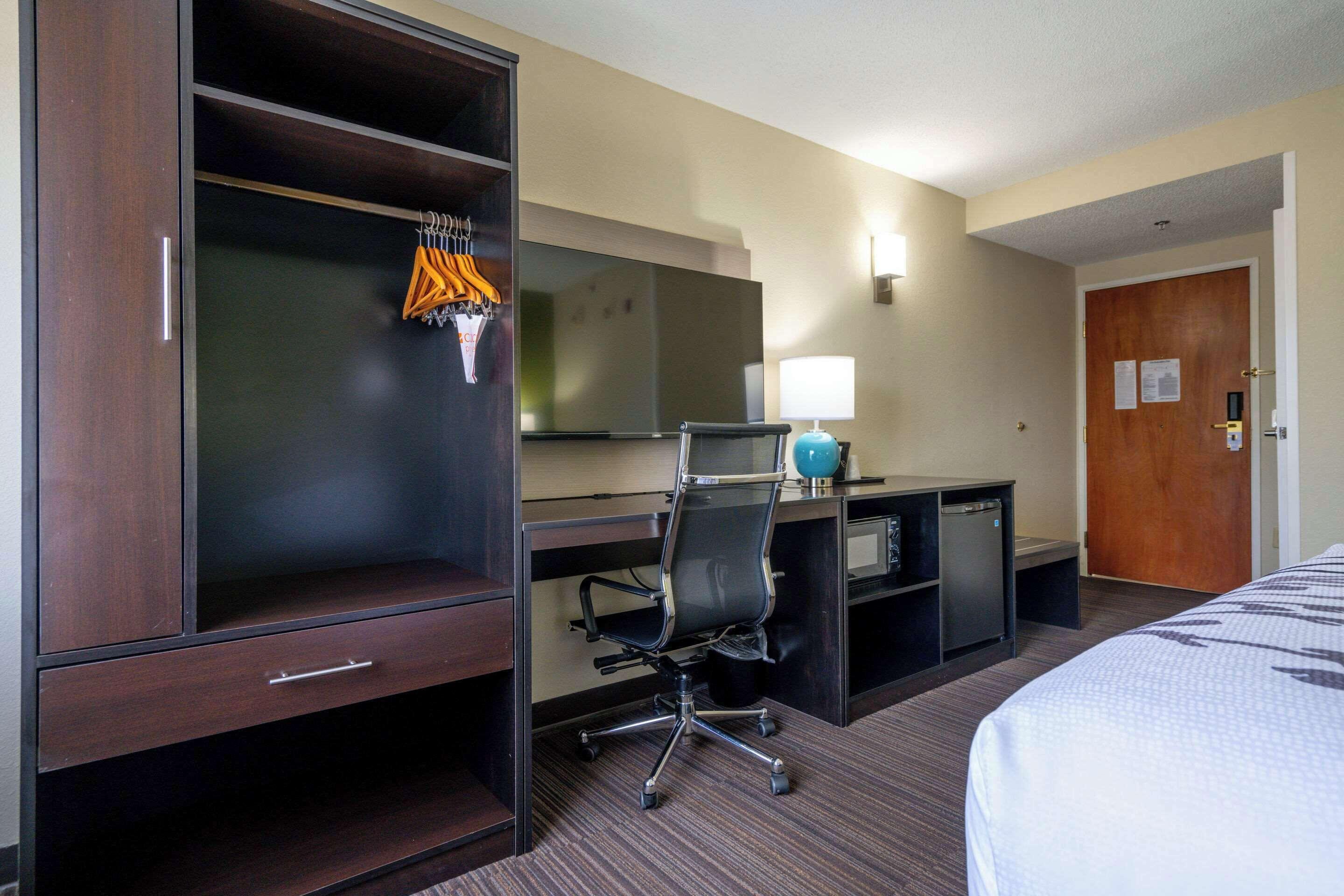 Queen Room Roll Shower Mobility Accessible or Non-Smoking