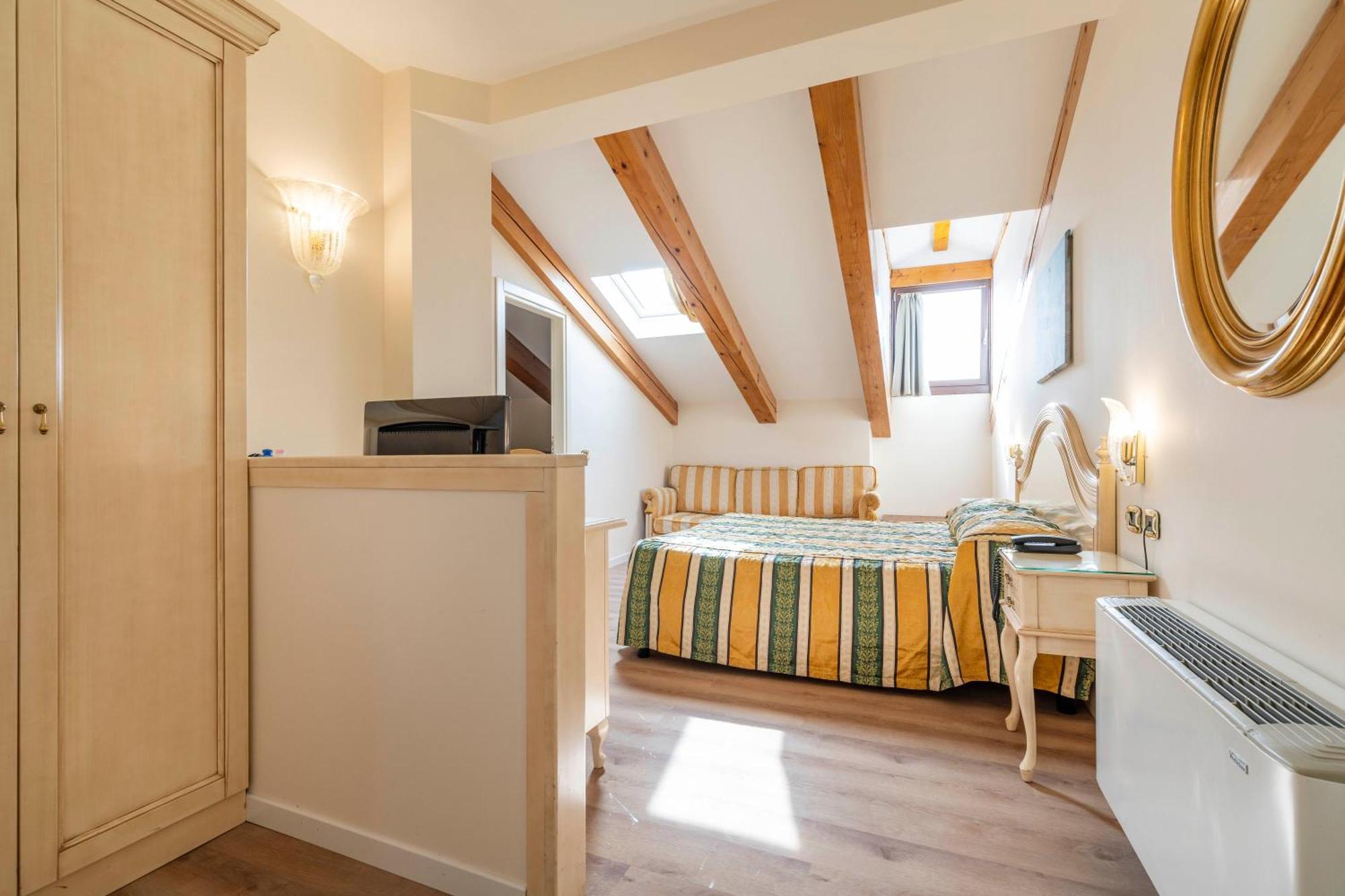 Attic Room,1709899804:JPEG