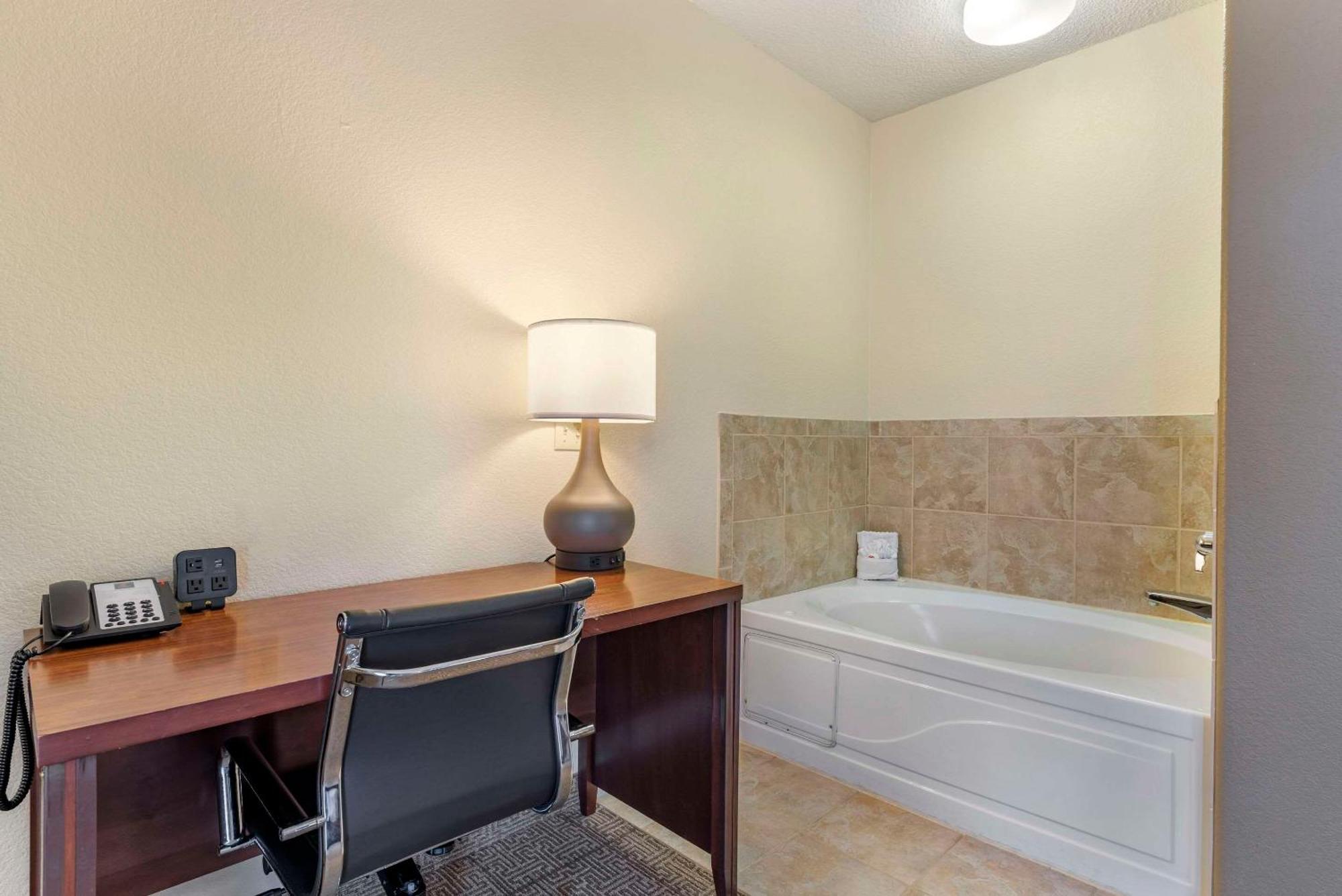 One Room Suite with Whirlpool - Non Smoking/Pet Friendly