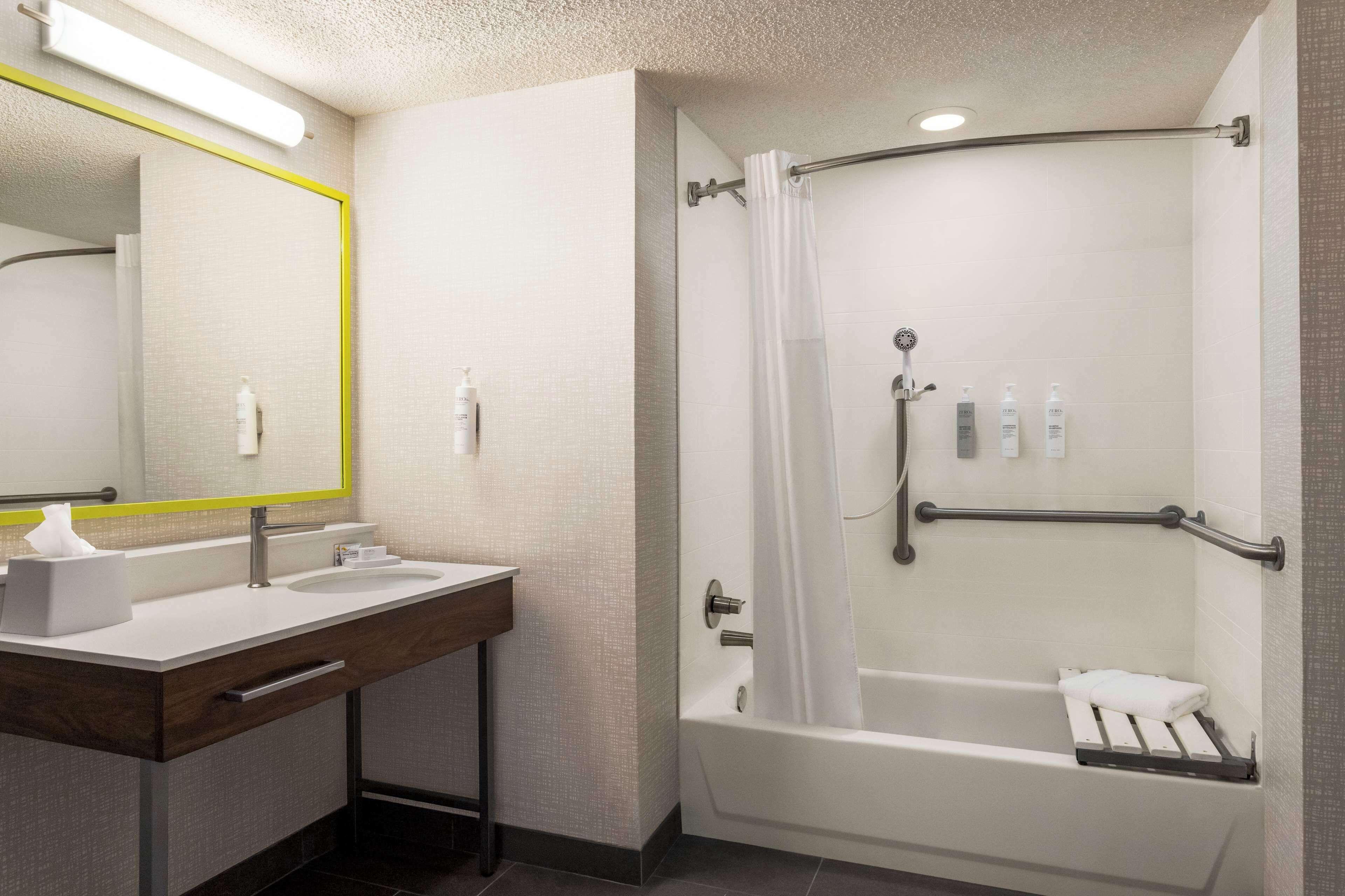 King Room Bath Tub Mobility or Hearing Accessible Non-Smoking