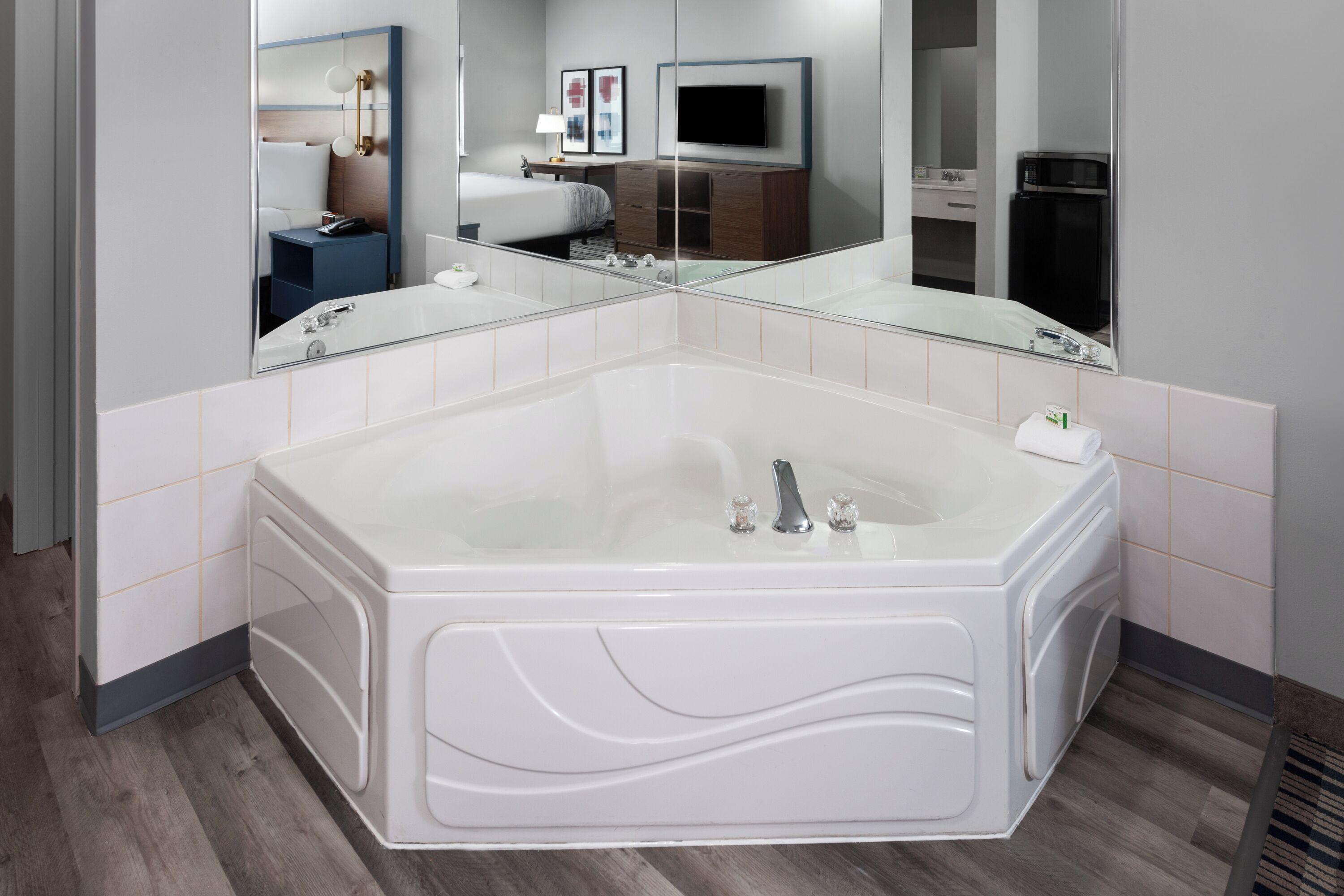 King Suite Hot Tub Non-Smoking,1710049375:JPEG