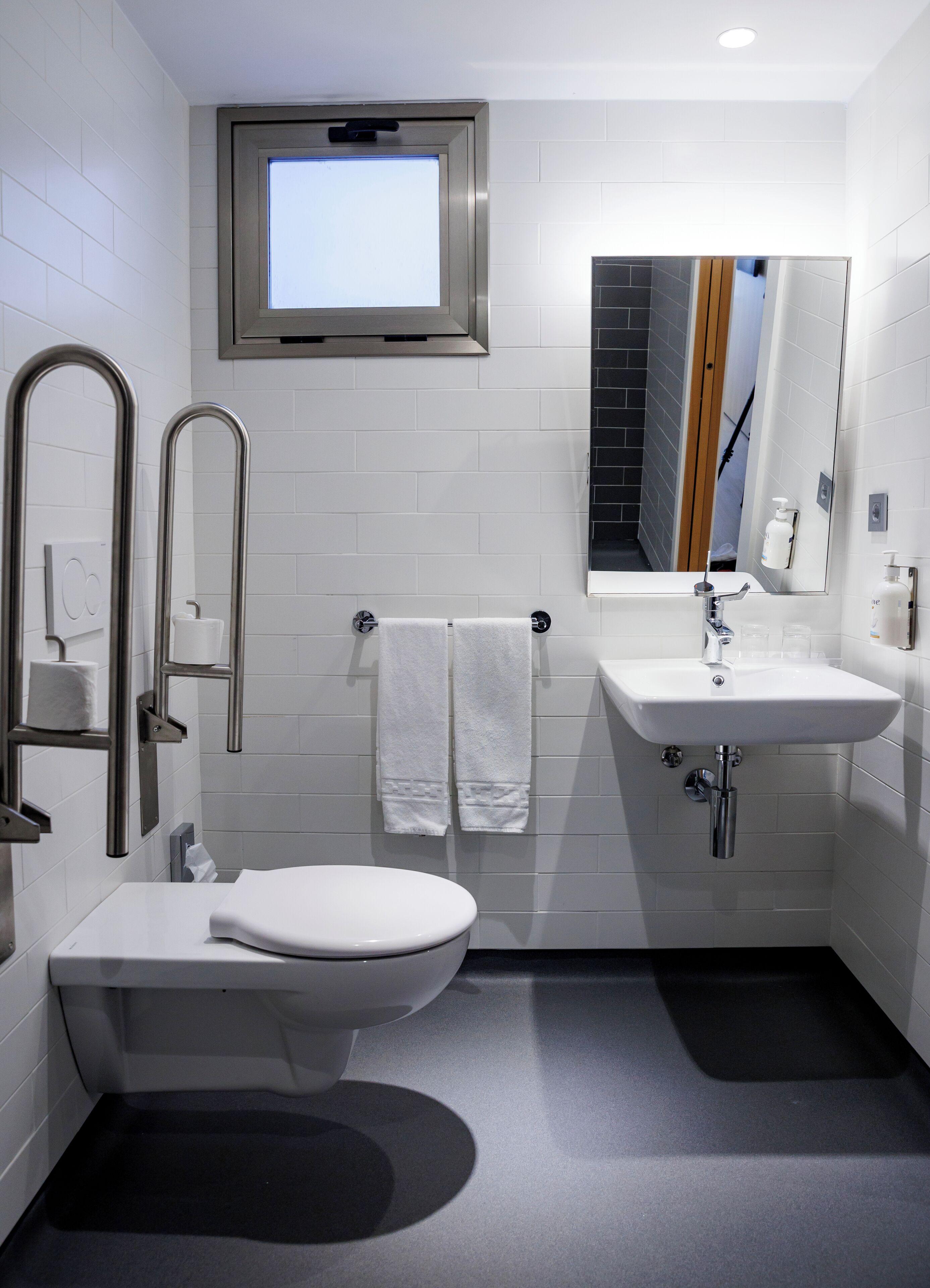Standard Queen Room Accessible
