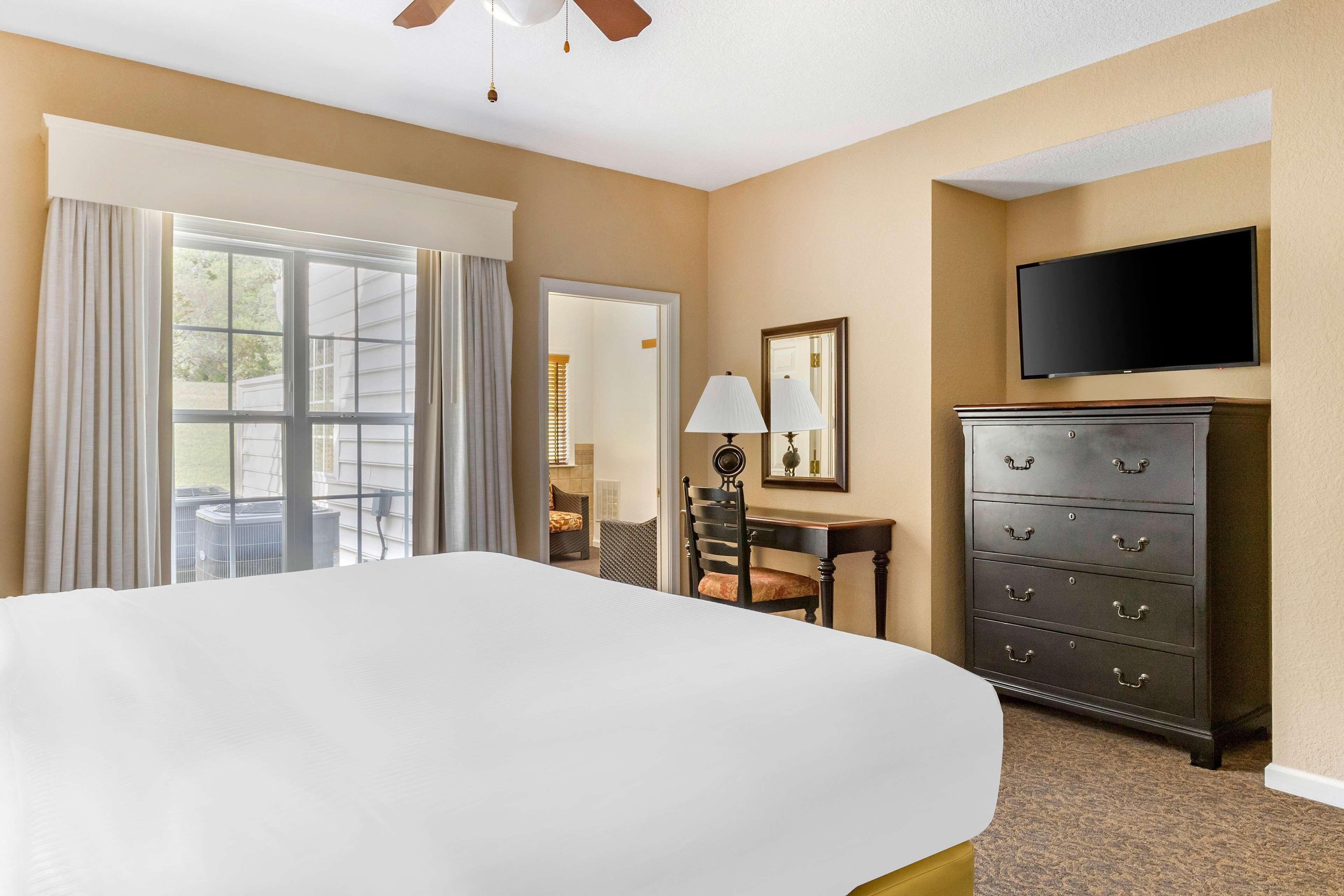 Two-Bedroom Suite One King Bed Two Twin Beds Ground Floor,1498710232:JPEG