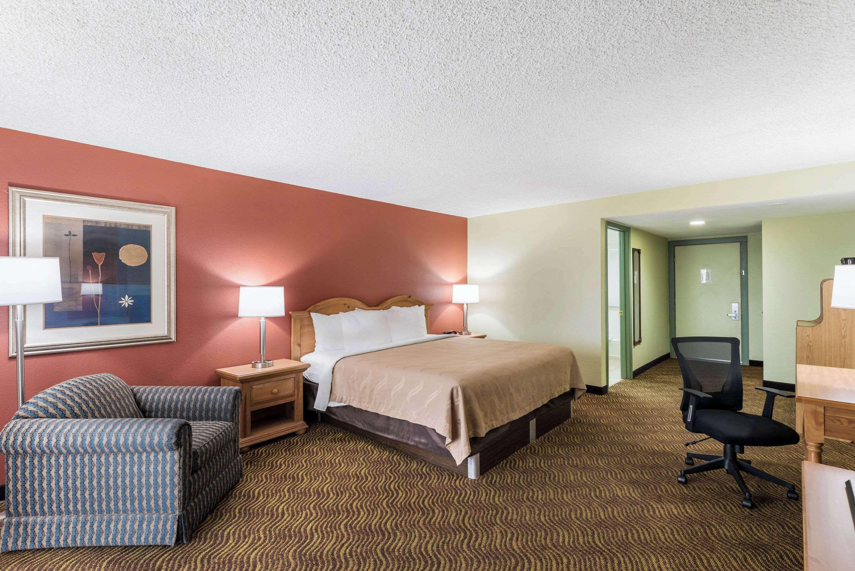 Deluxe Oversized King Room Patio Non-Smoking