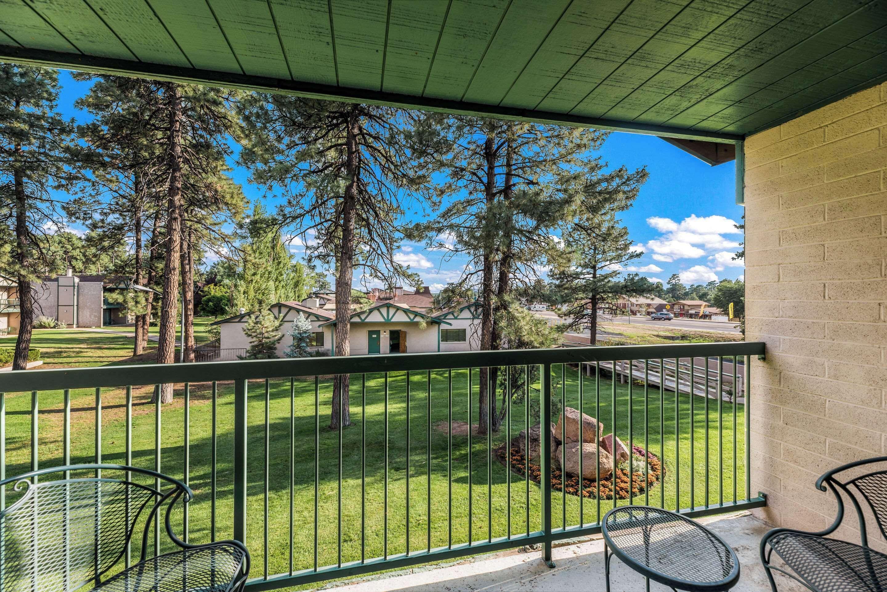 Deluxe Oversized King Room Patio Non-Smoking