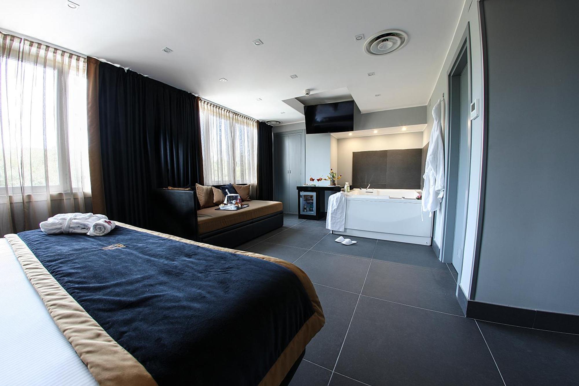 Deluxe King Room Sofa Bed