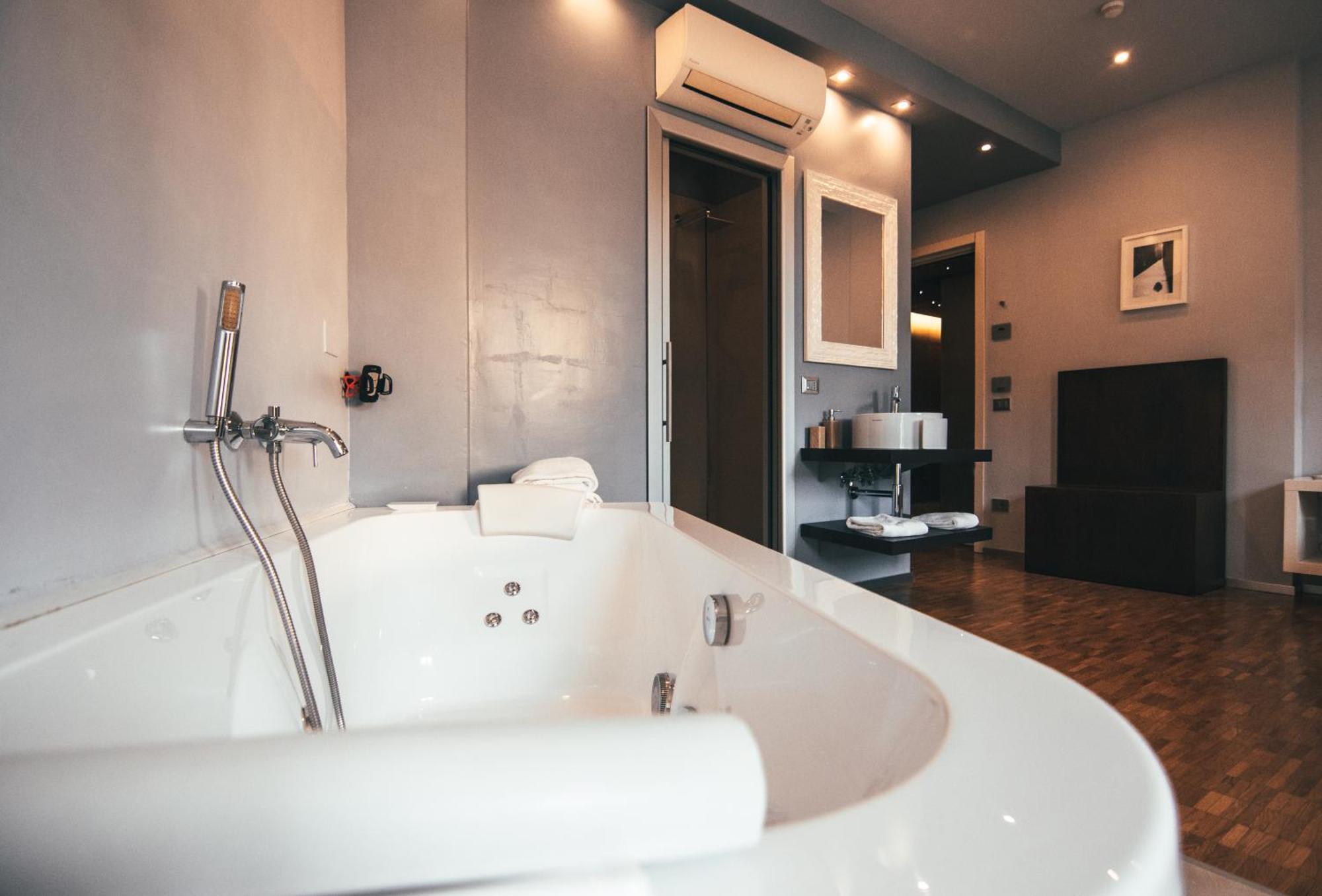 Deluxe Double or Twin Room Spa Bath