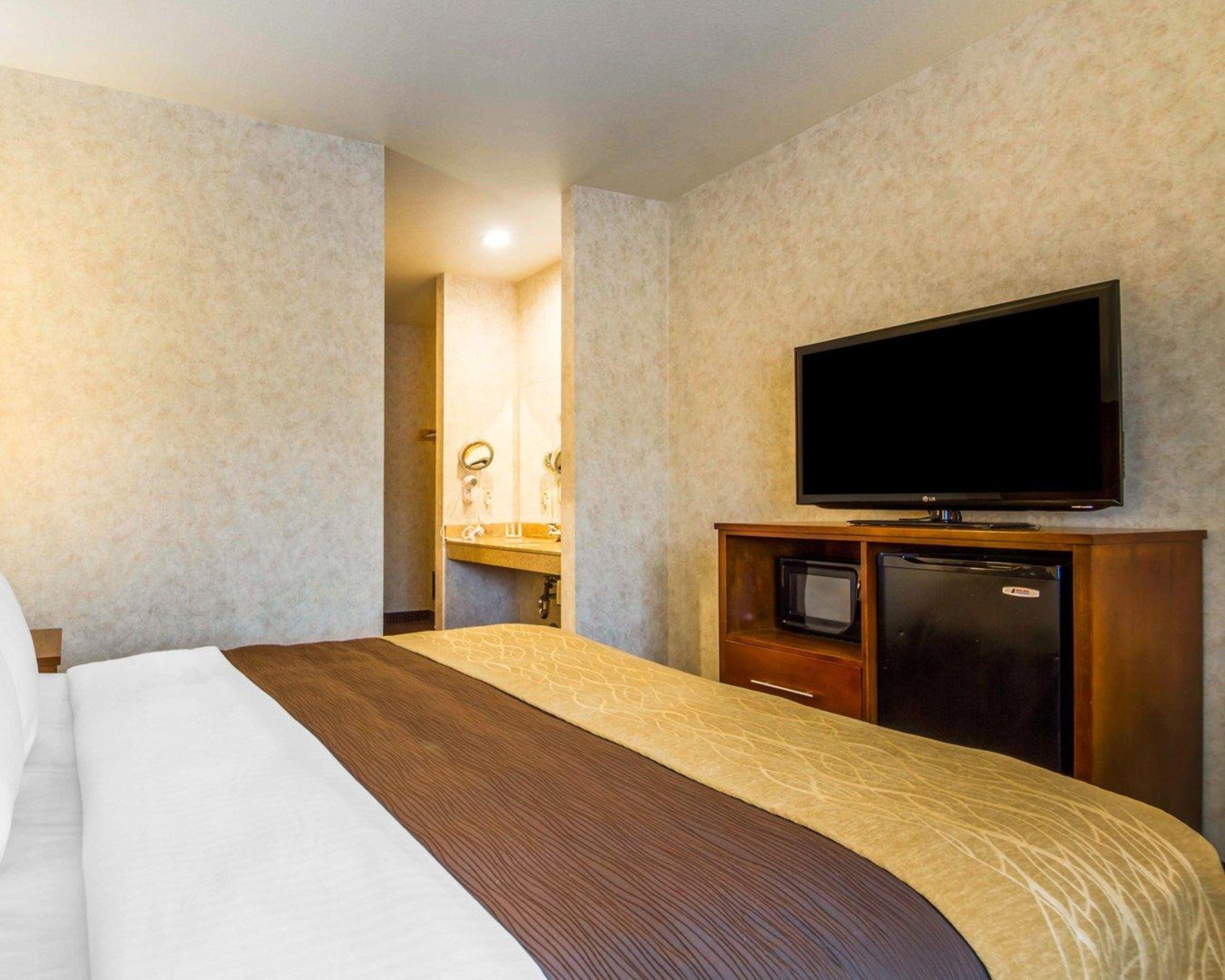 Queen Room Accessible or Non-Smoking