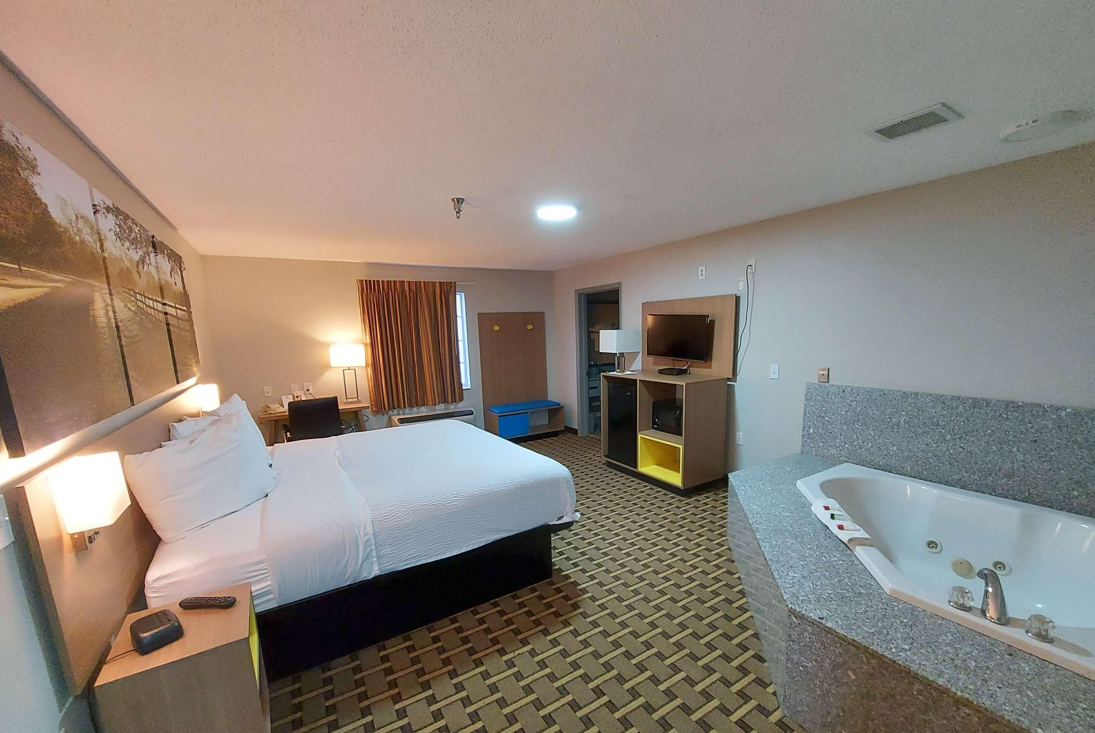 Deluxe King Suite with Spa Bath - Non-Smoking