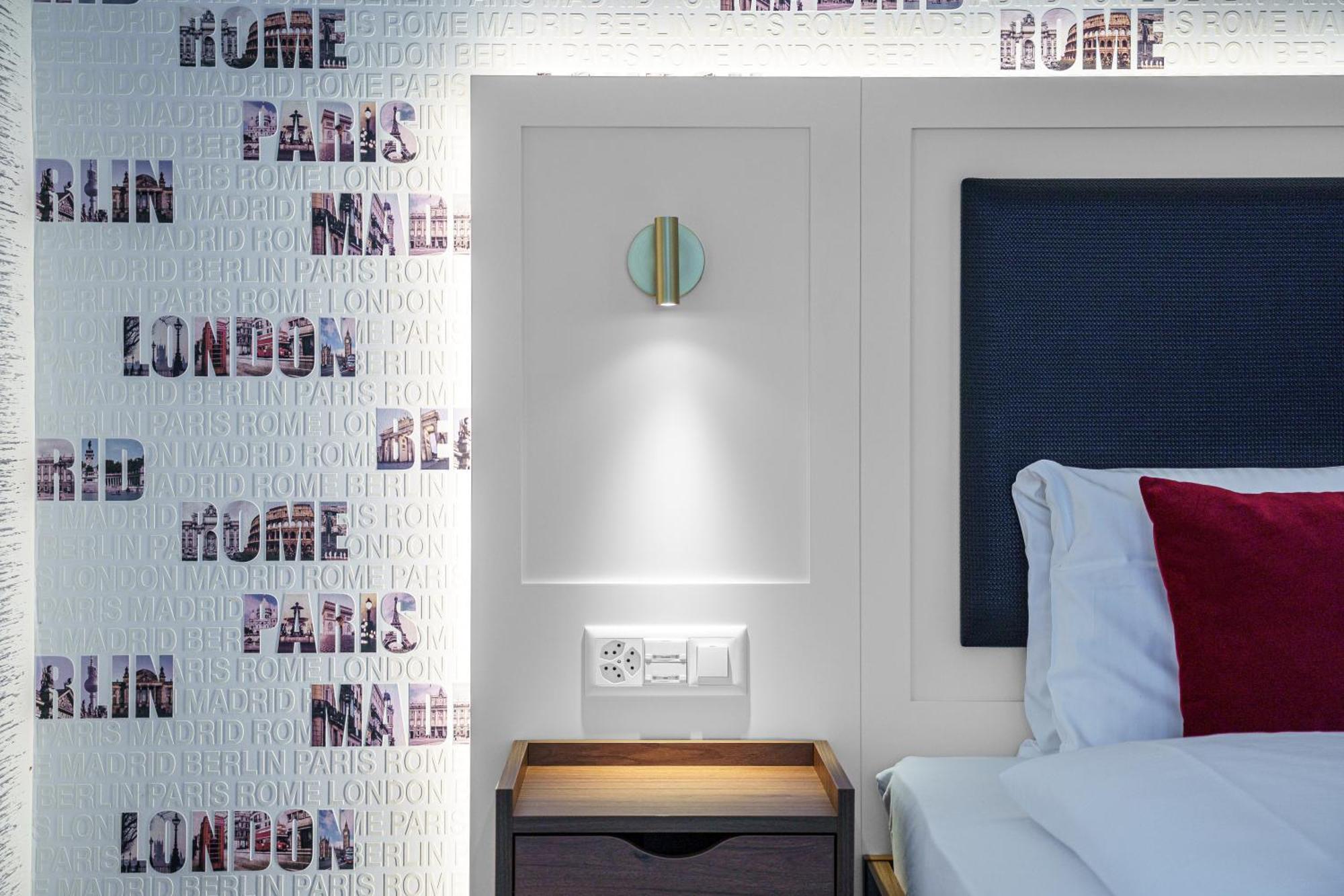 Deluxe corner room West
