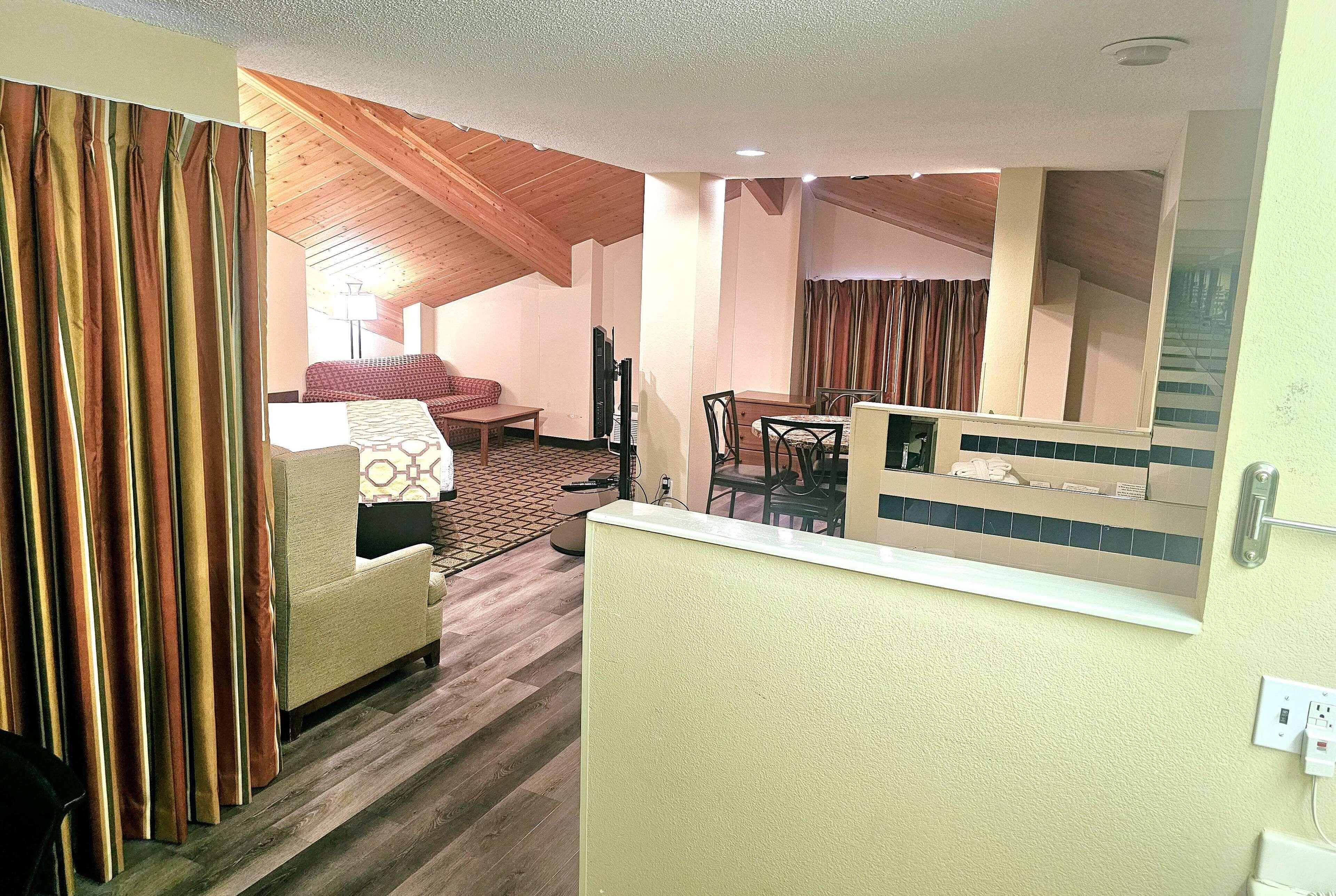 1 King Bed Studio Suite Pool View Hot Tub Non-Smoking