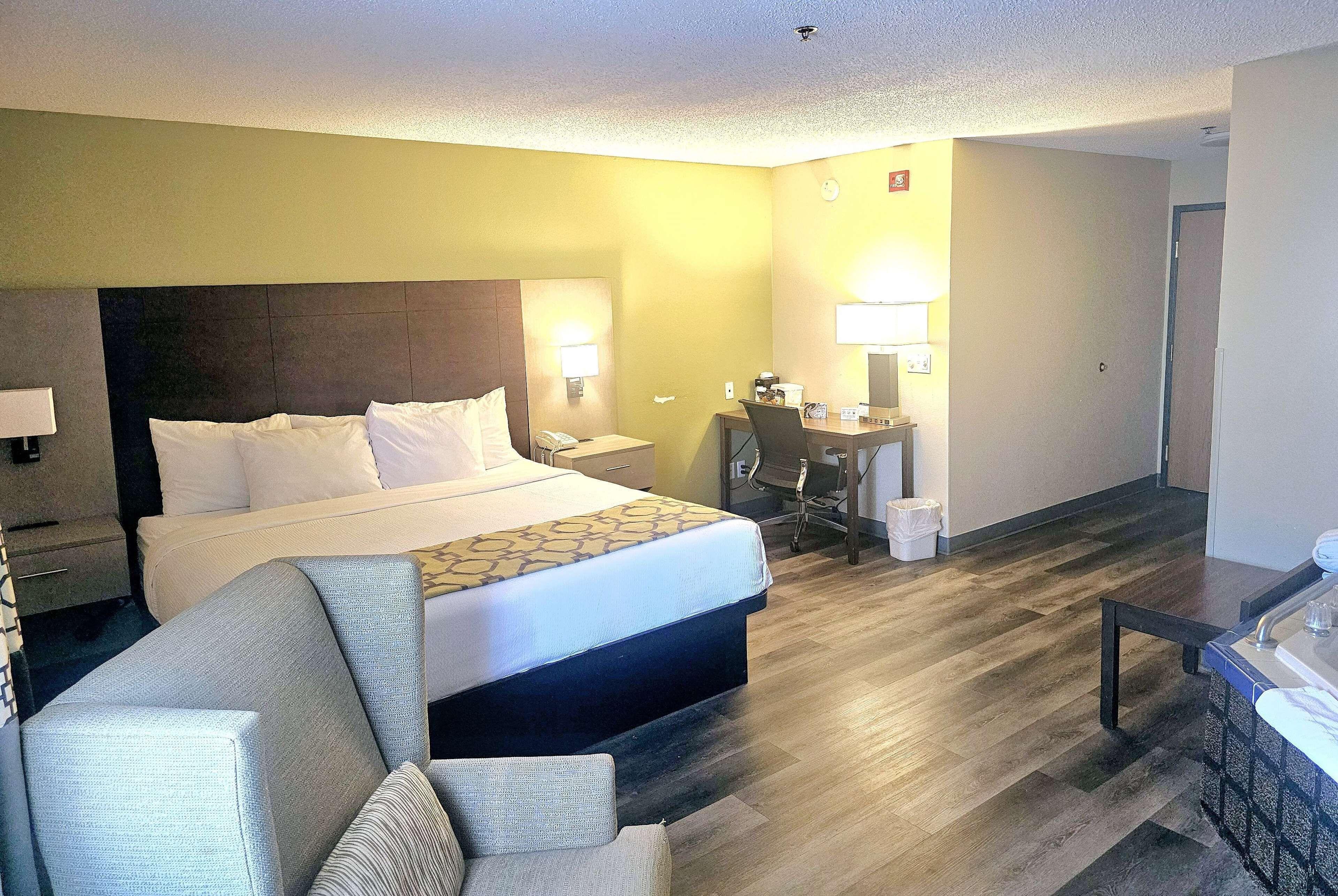 1 King Bed Studio Suite Hot Tub Non-Smoking