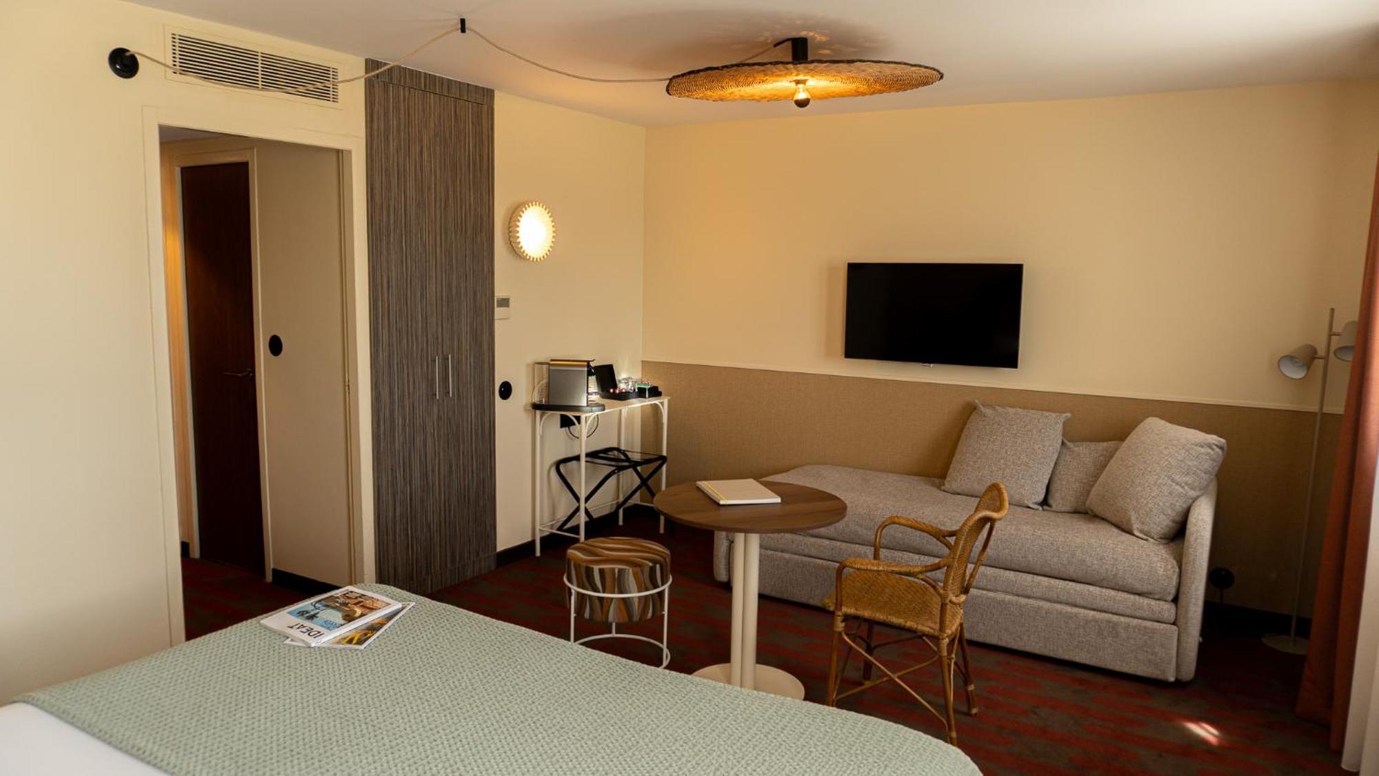 Junior Suite One Double One Sofa Bed,1710582483:JPEG