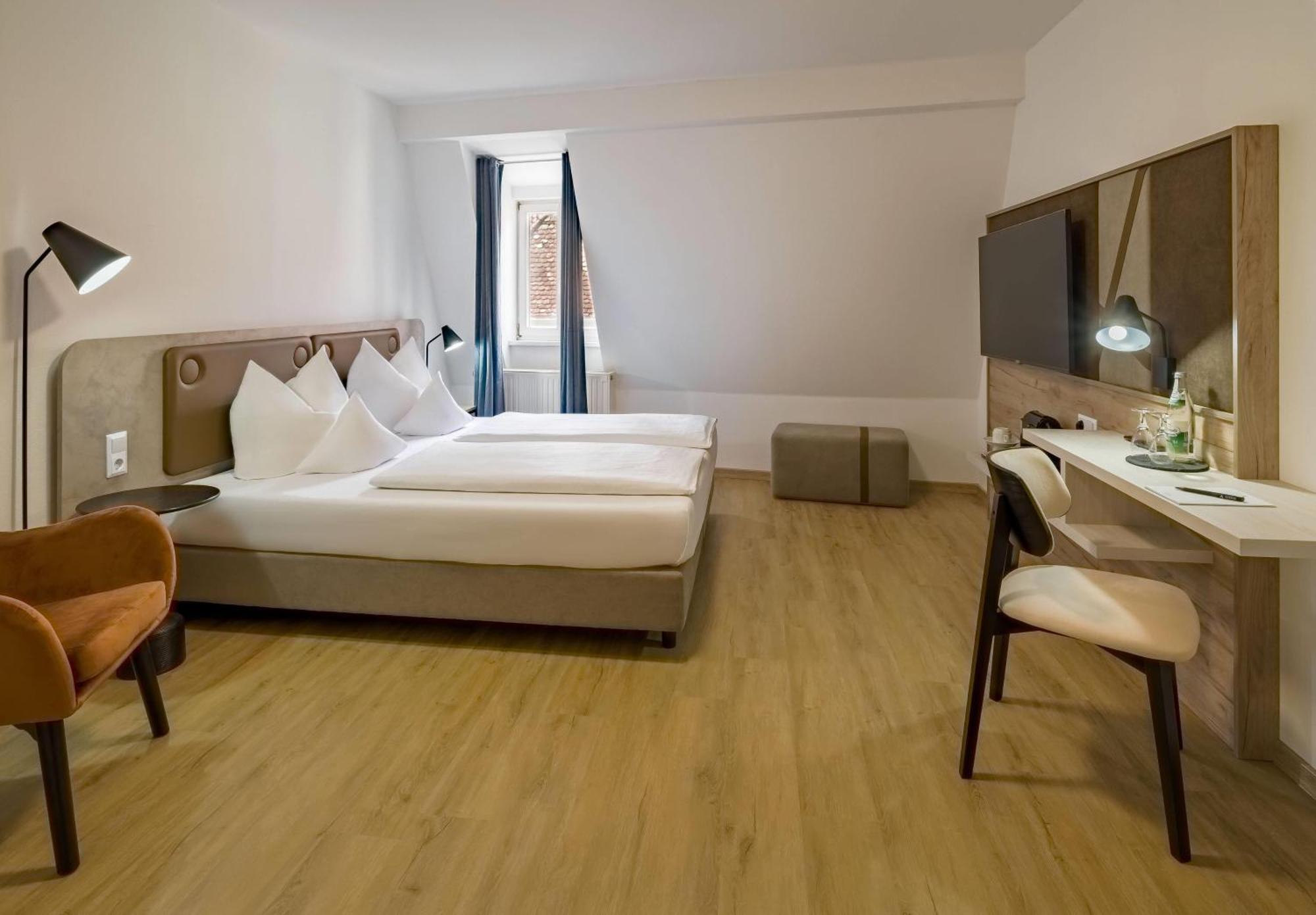 Standard Queen Room