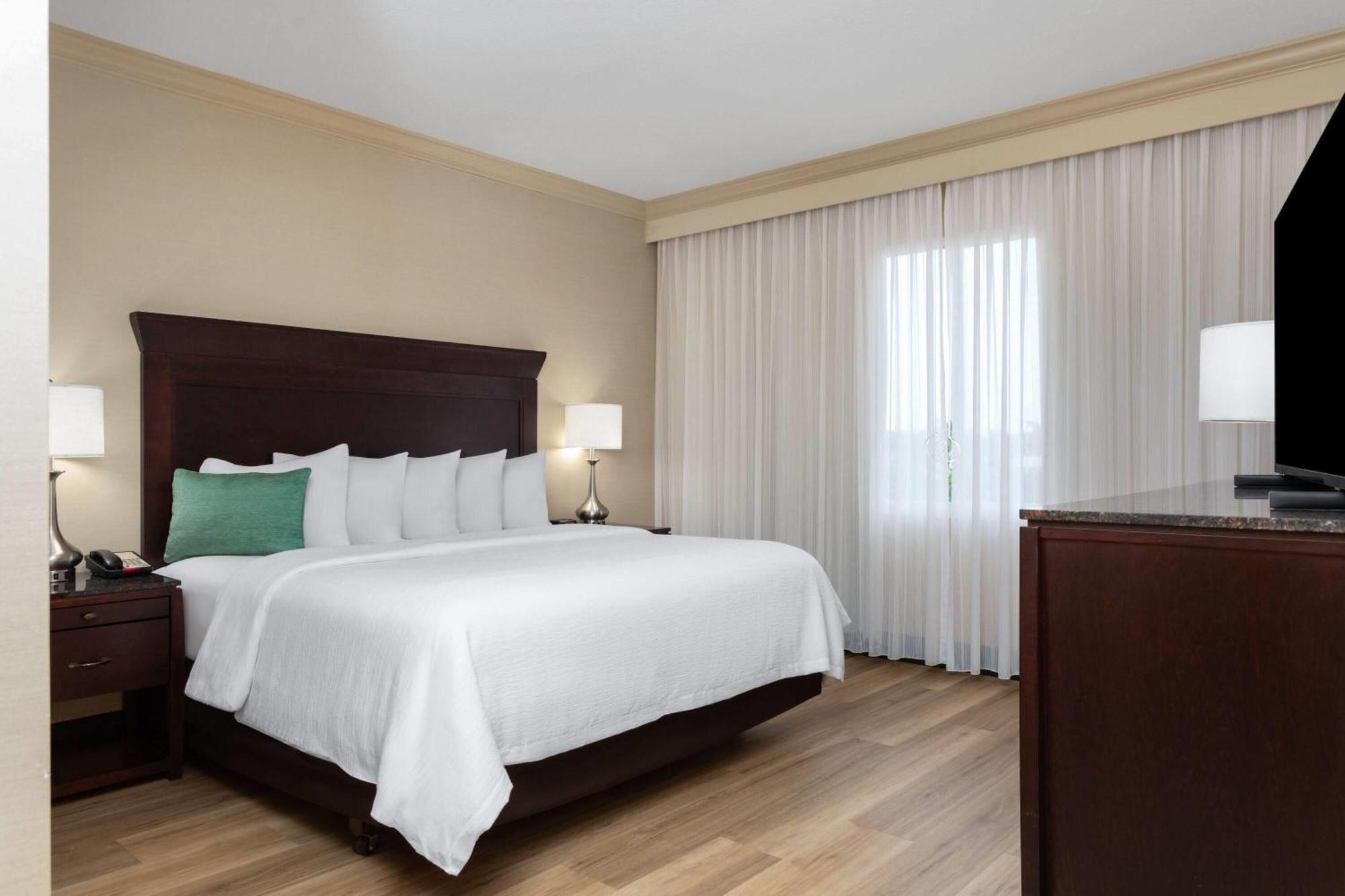 2 Queen Beds 1 King Bed Two-Bedroom Mobility Accessible Suite Non-Smoking,1710607213:JPEG