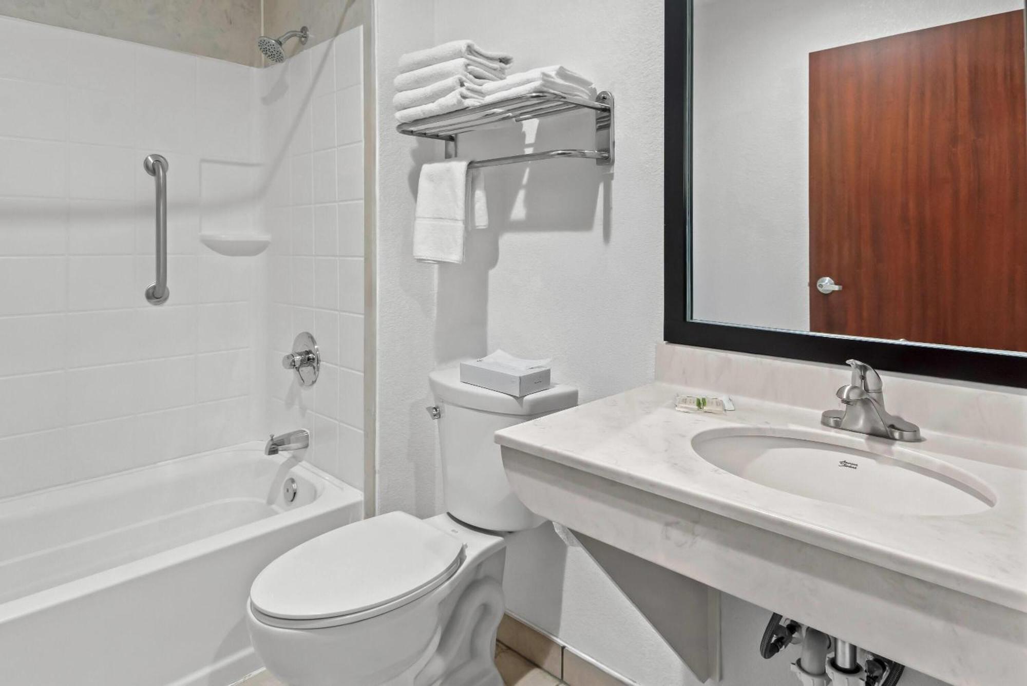 2 Queen Beds Mobility or Hearing Accessible Room Bathtub w or Grab Bar Non-Smoking,1710626893:JPEG
