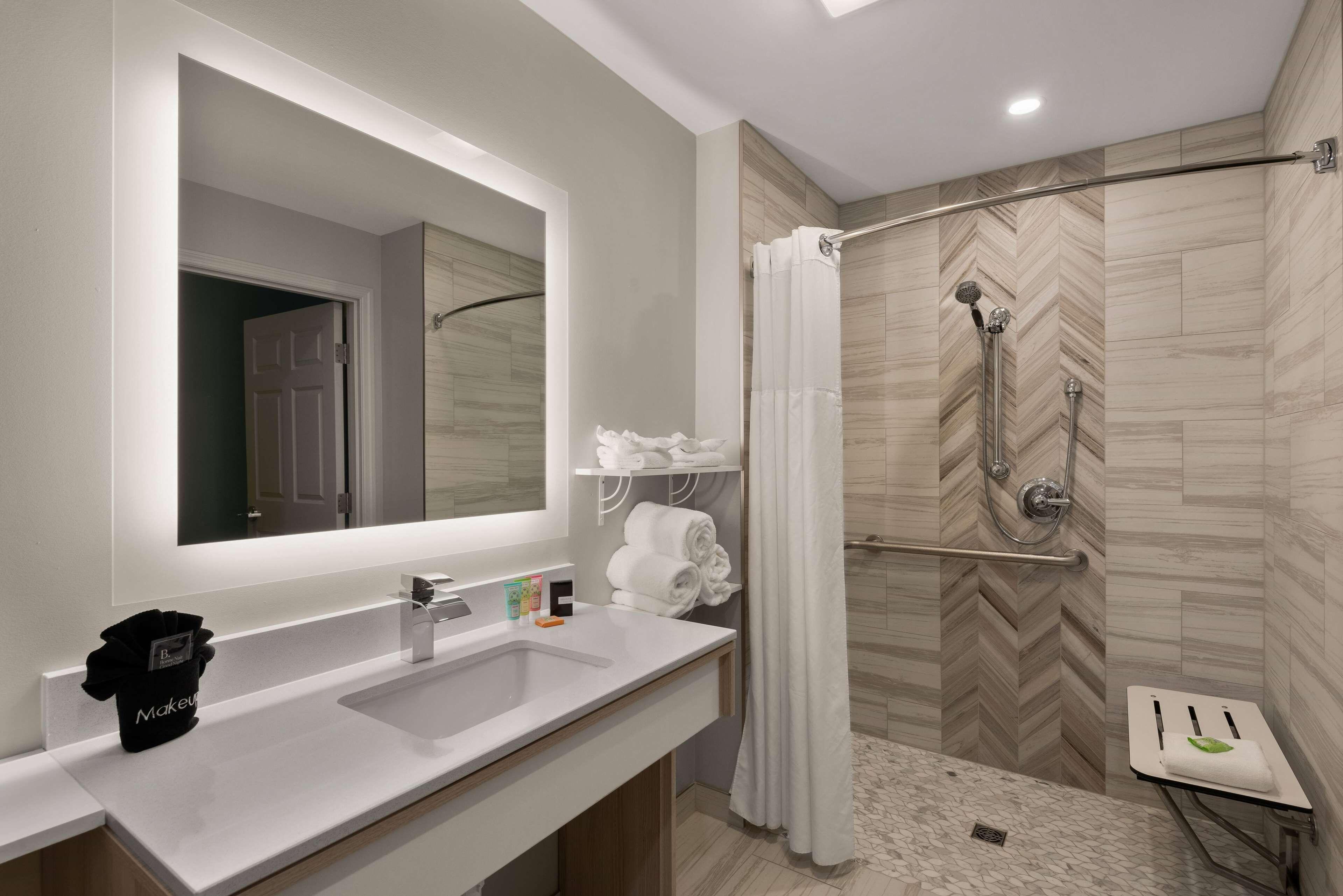 King Room Roll Shower Mobility Access or Non-Smoking