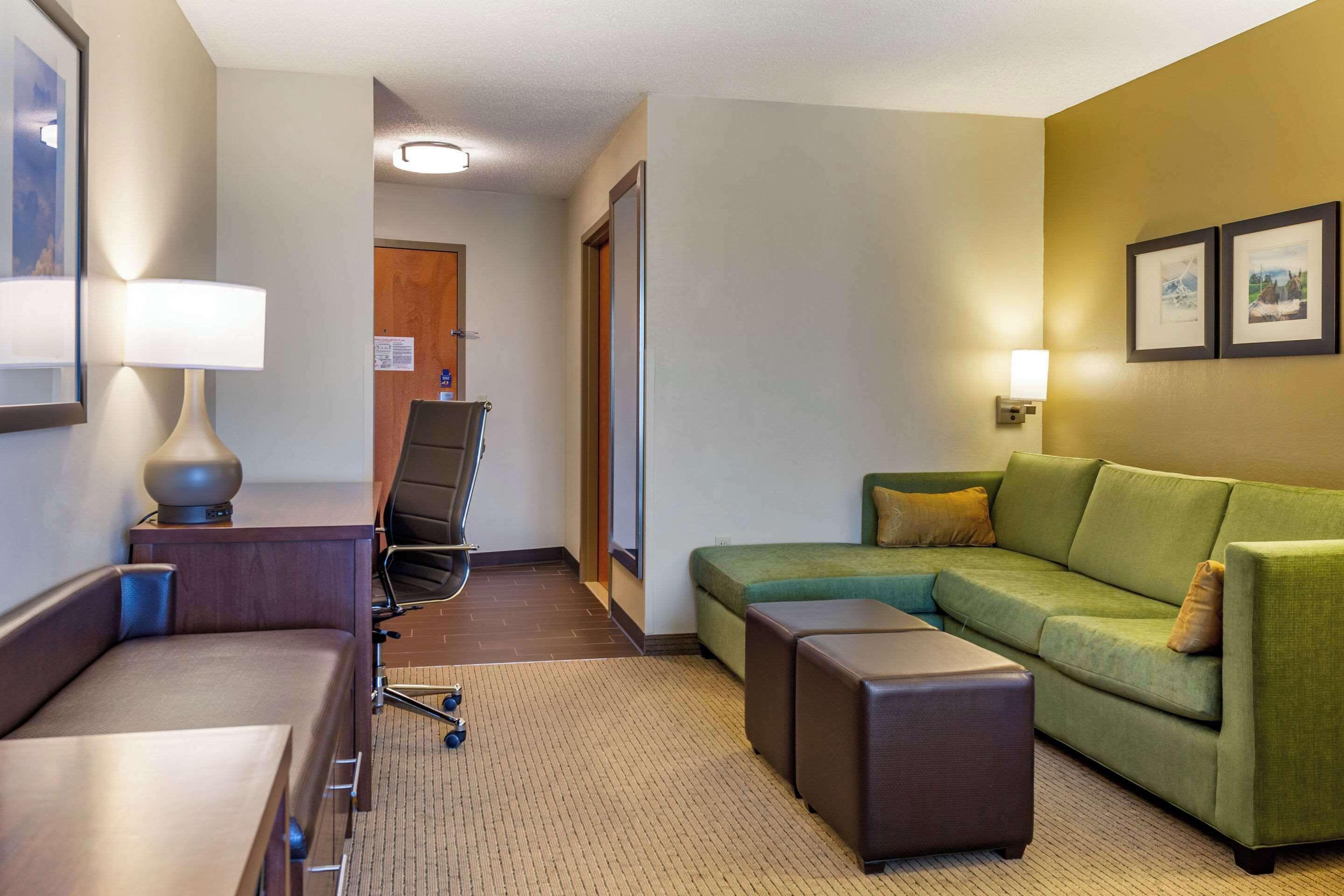 King Suite with Roll-in-Shower - Accessible/Non-Smoking