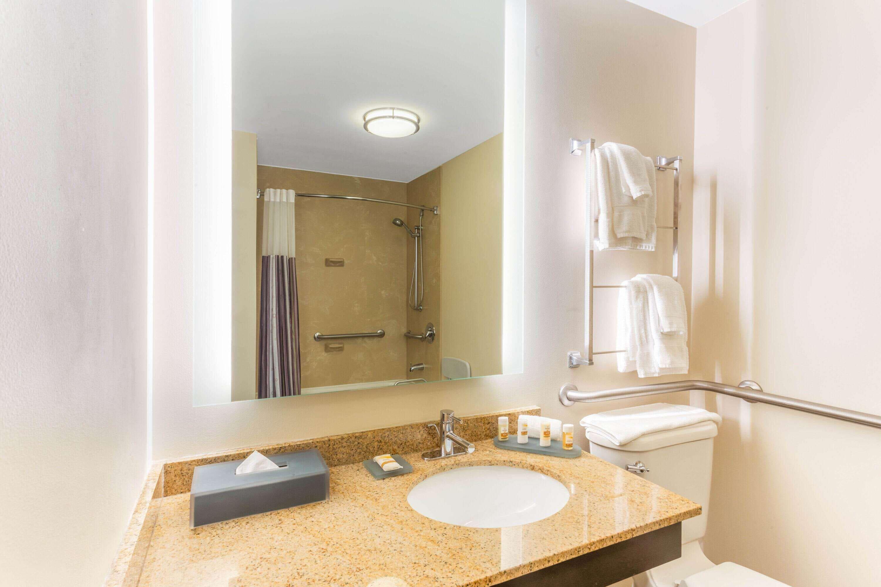 King Room Bath Tub Mobility Accessible or Non-Smoking