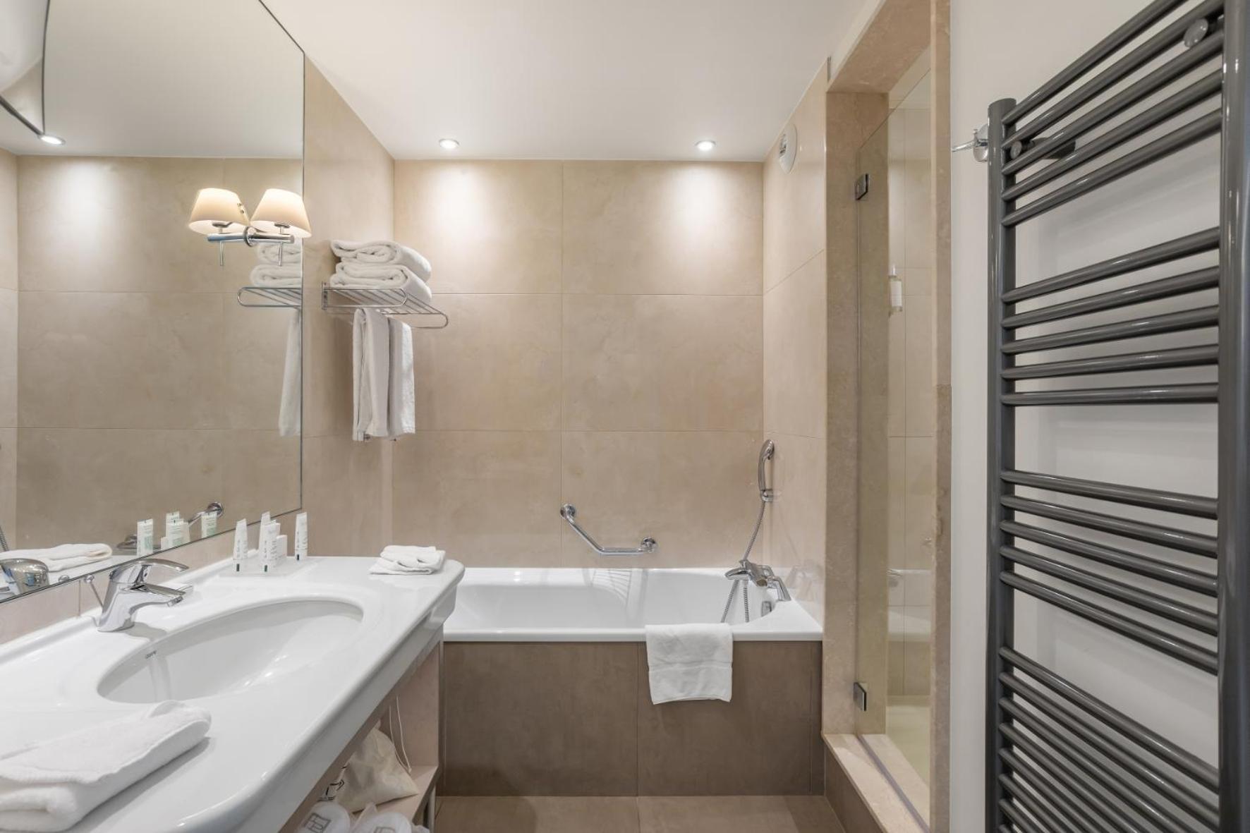 Prestige Lake Room Spa Access Reservation Needed