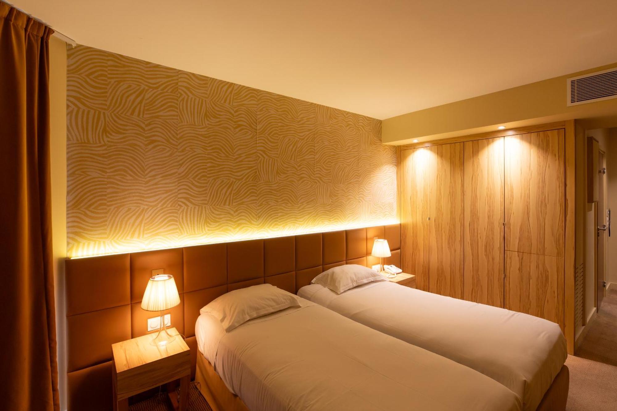 Comfort King Room One King Two Single Beds Private Patio