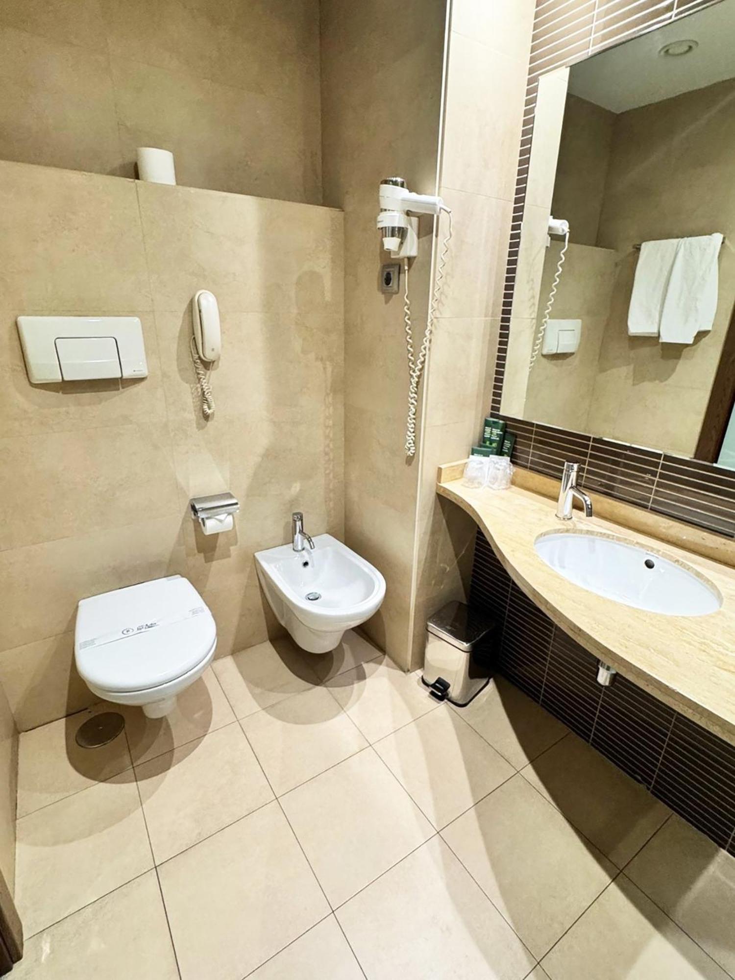 Twin Room,1729989798:JPEG