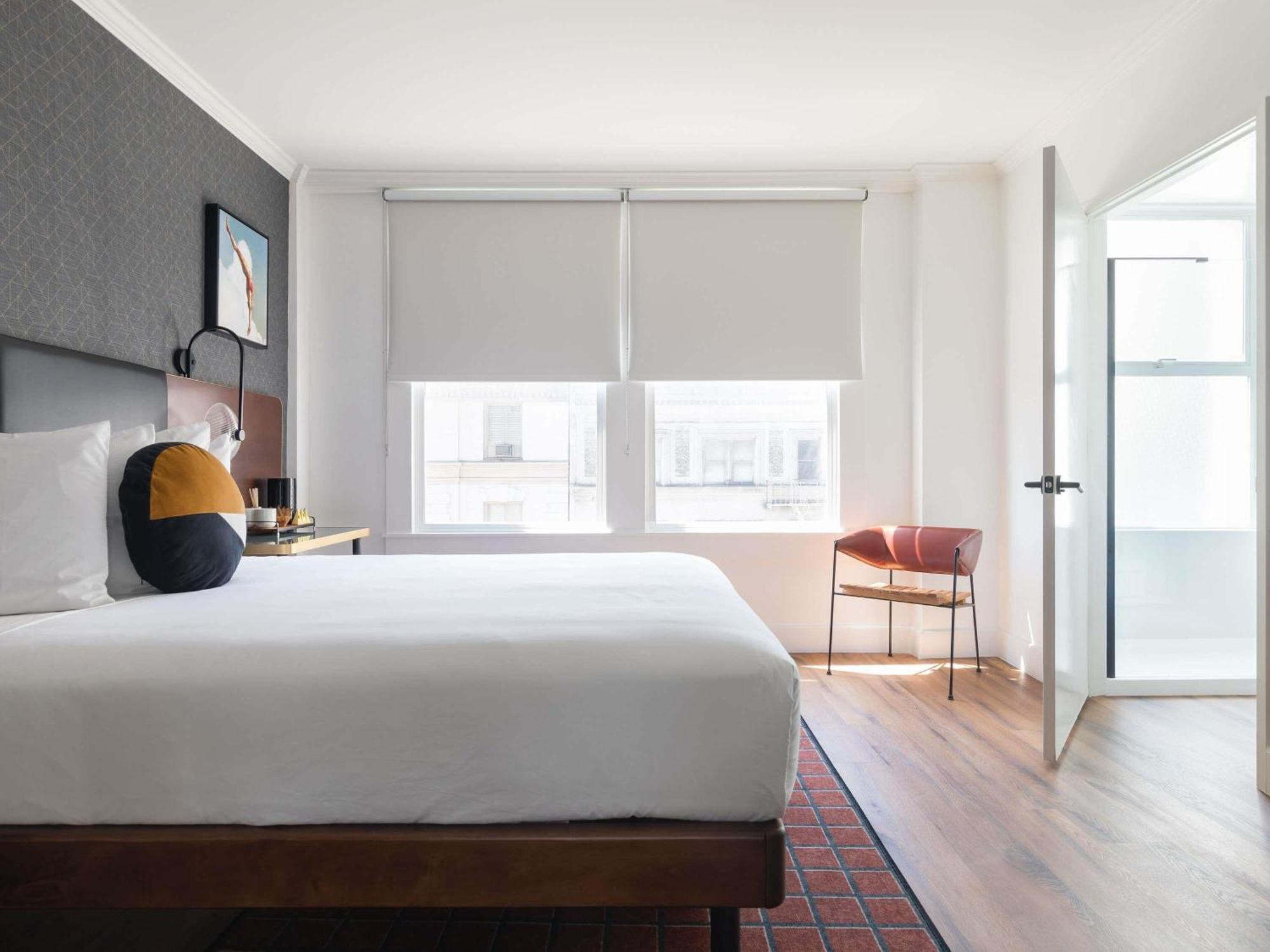 Deluxe Room a Queen Bed